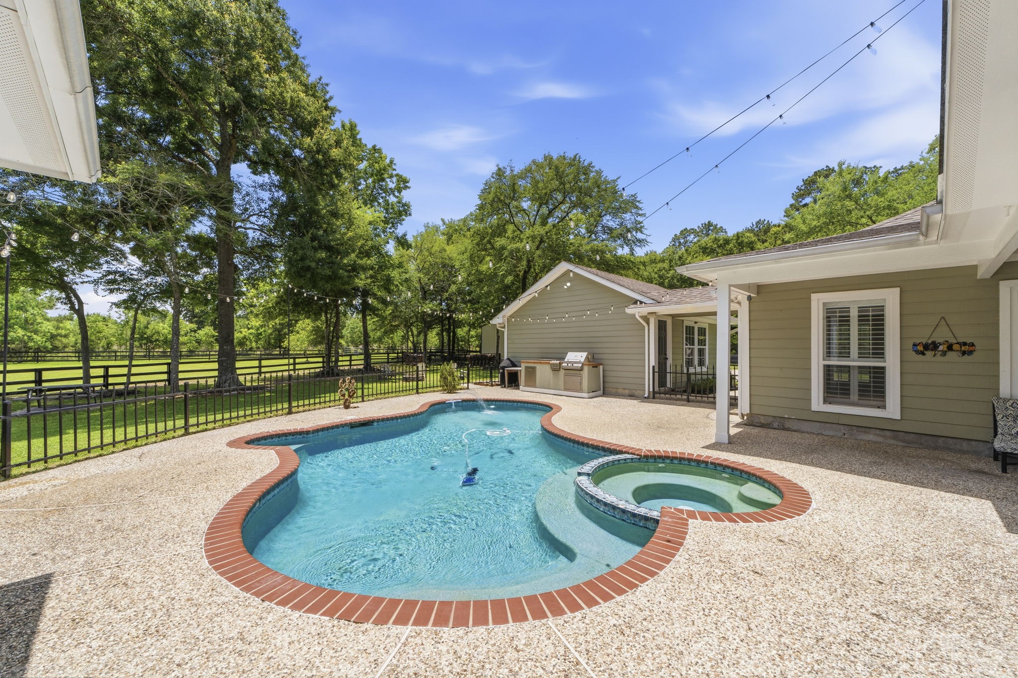 16903 Mustang Trail Drive Property Photo 2