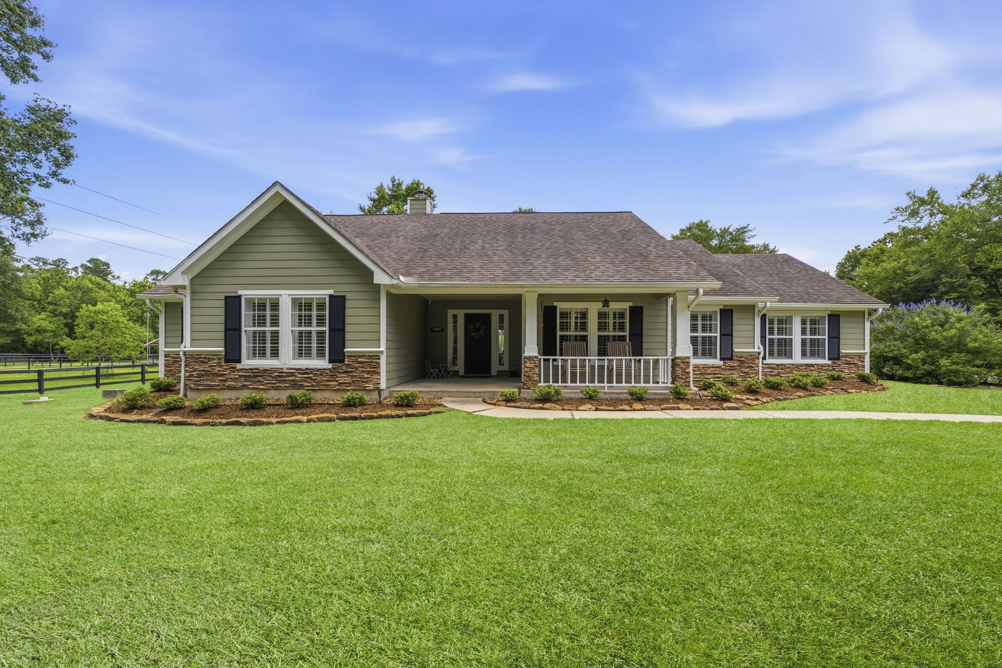 16903 Mustang Trail Drive Property Photo 4
