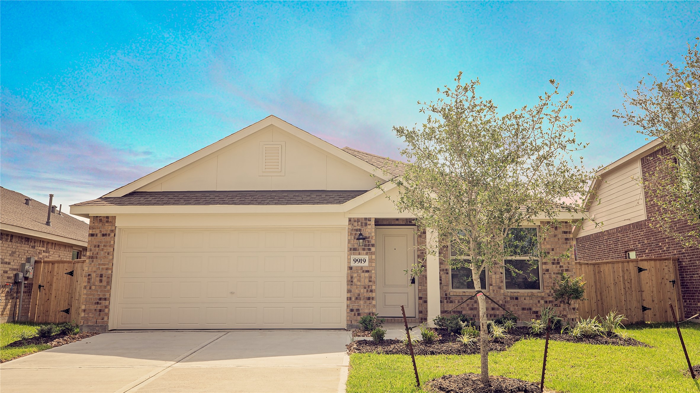 9919 Oakheath Bluff Drive Property Photo 1