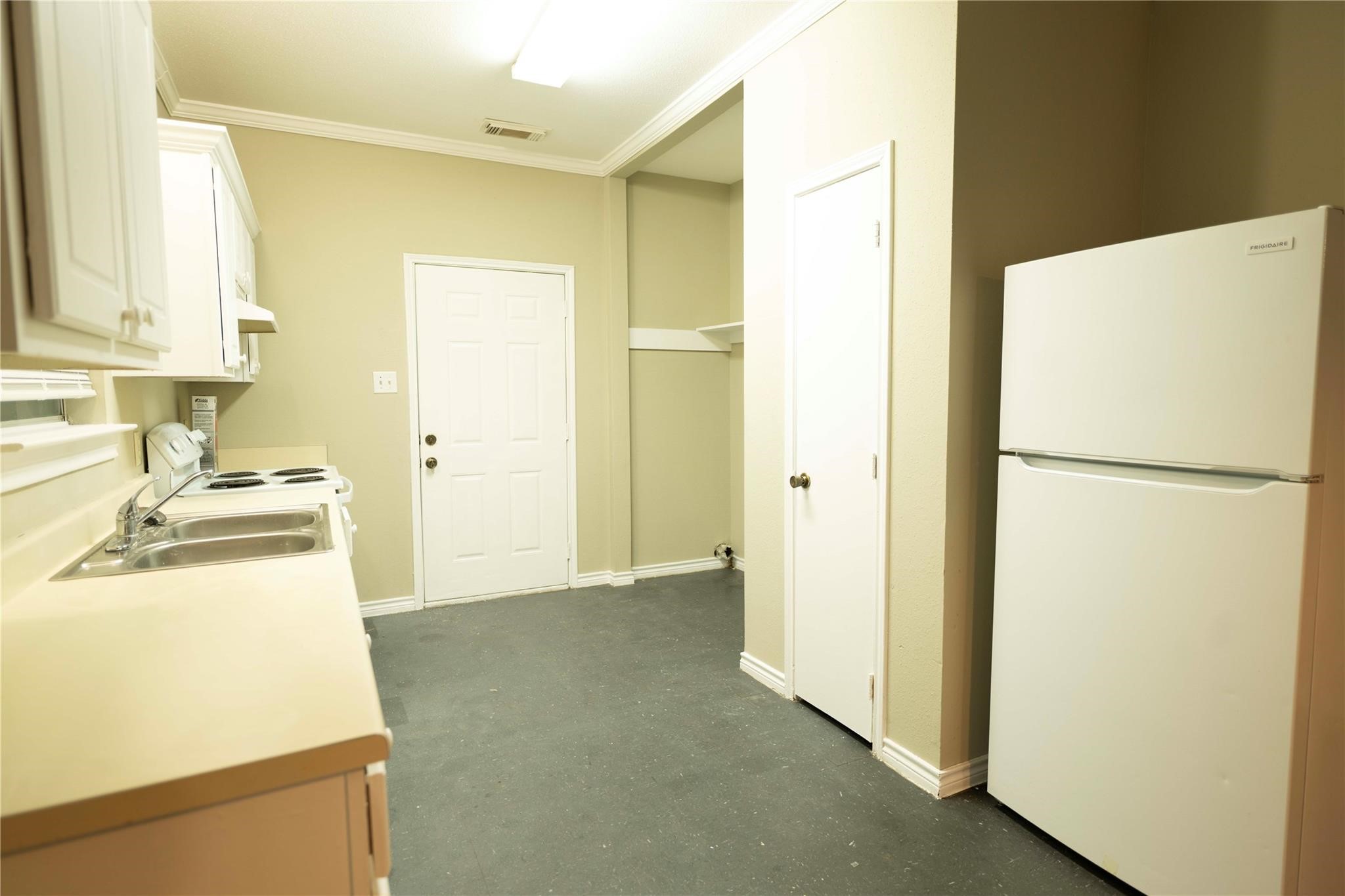 9819 Alcanterra Drive Property Photo 8