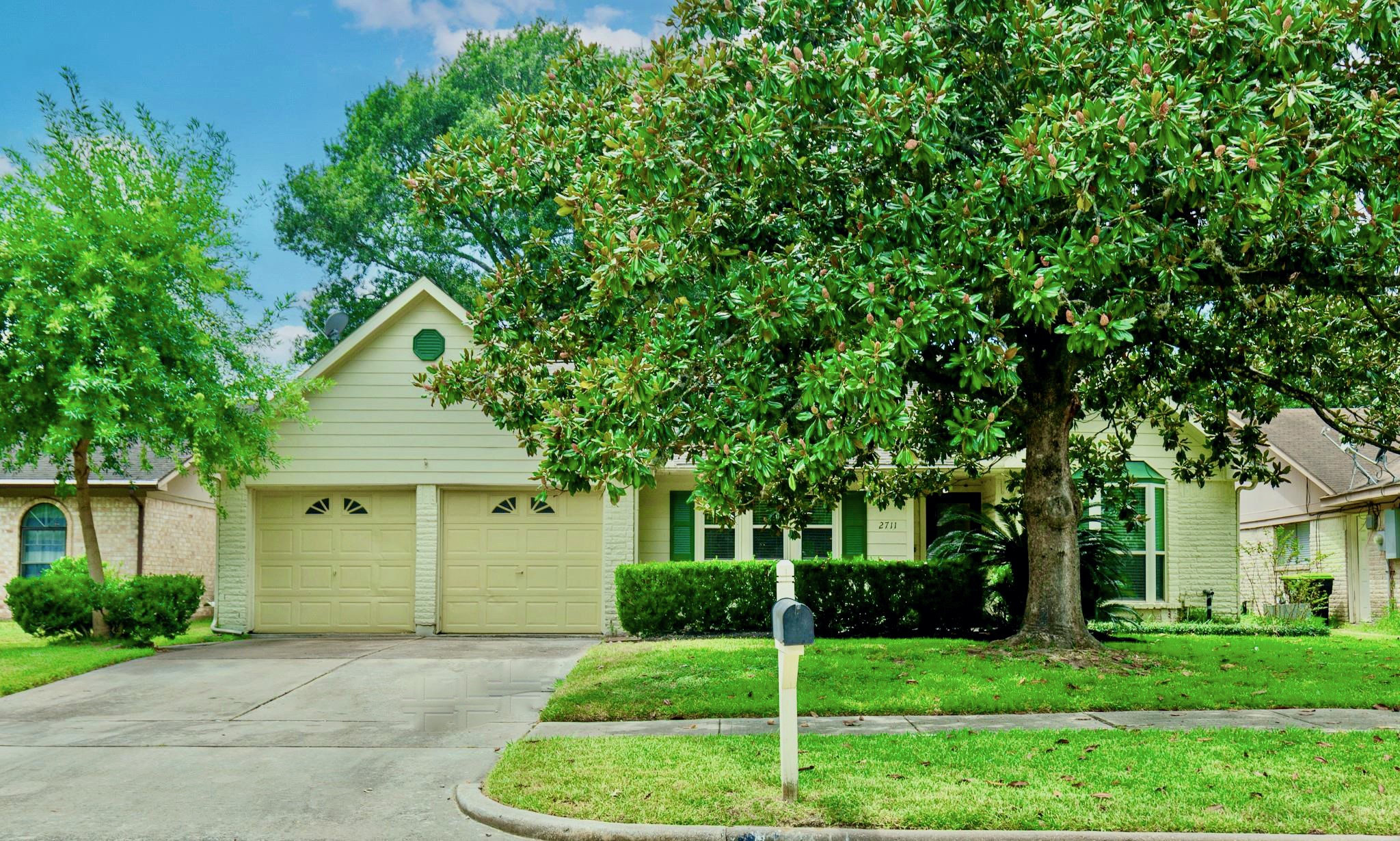 2711 Quail Valley East Drive Property Photo 1
