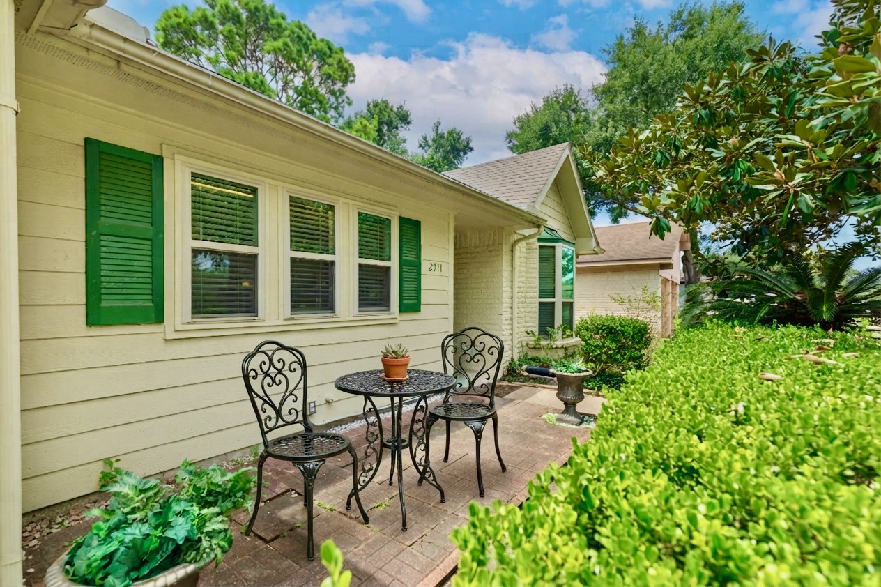 2711 Quail Valley East Drive Property Photo 2