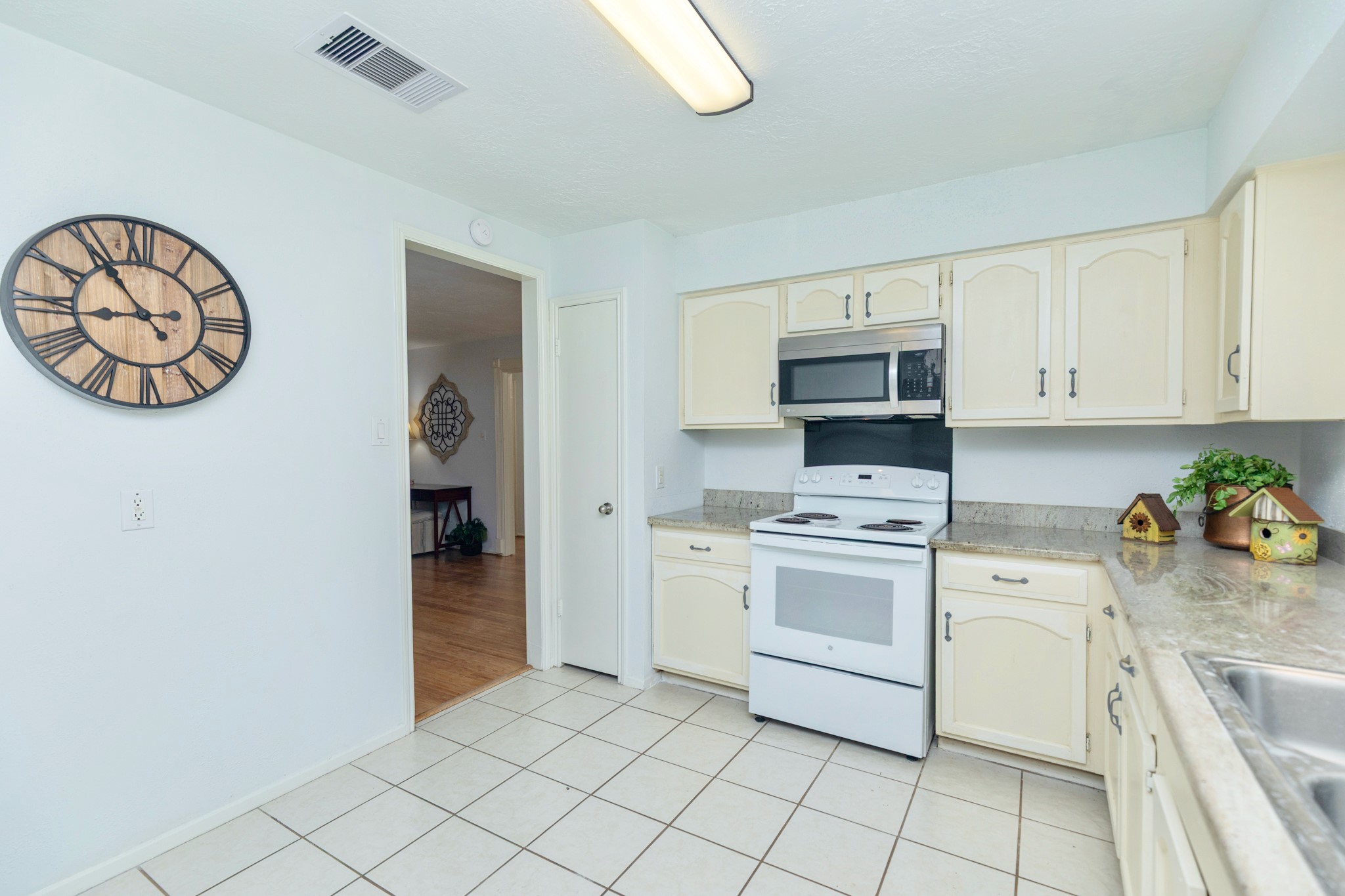 2711 Quail Valley East Drive Property Photo 9