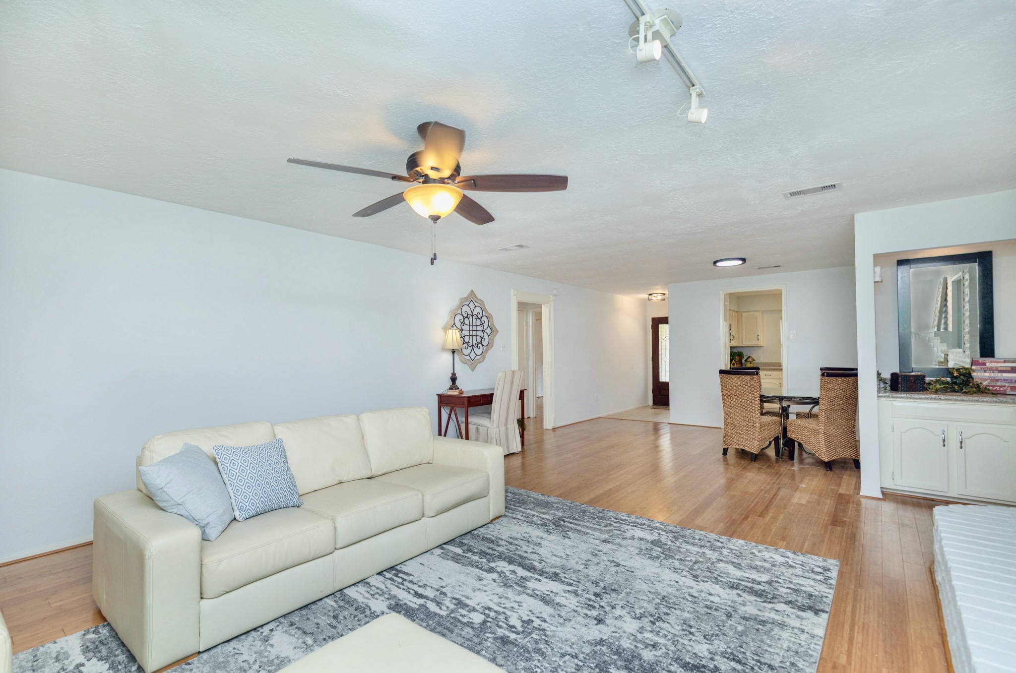 2711 Quail Valley East Drive Property Photo 12
