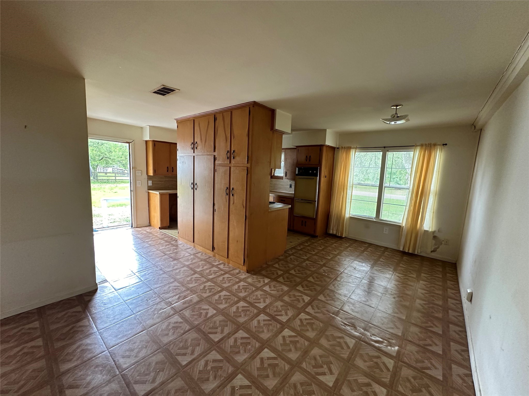 2570 Stadium Drive Property Photo 8