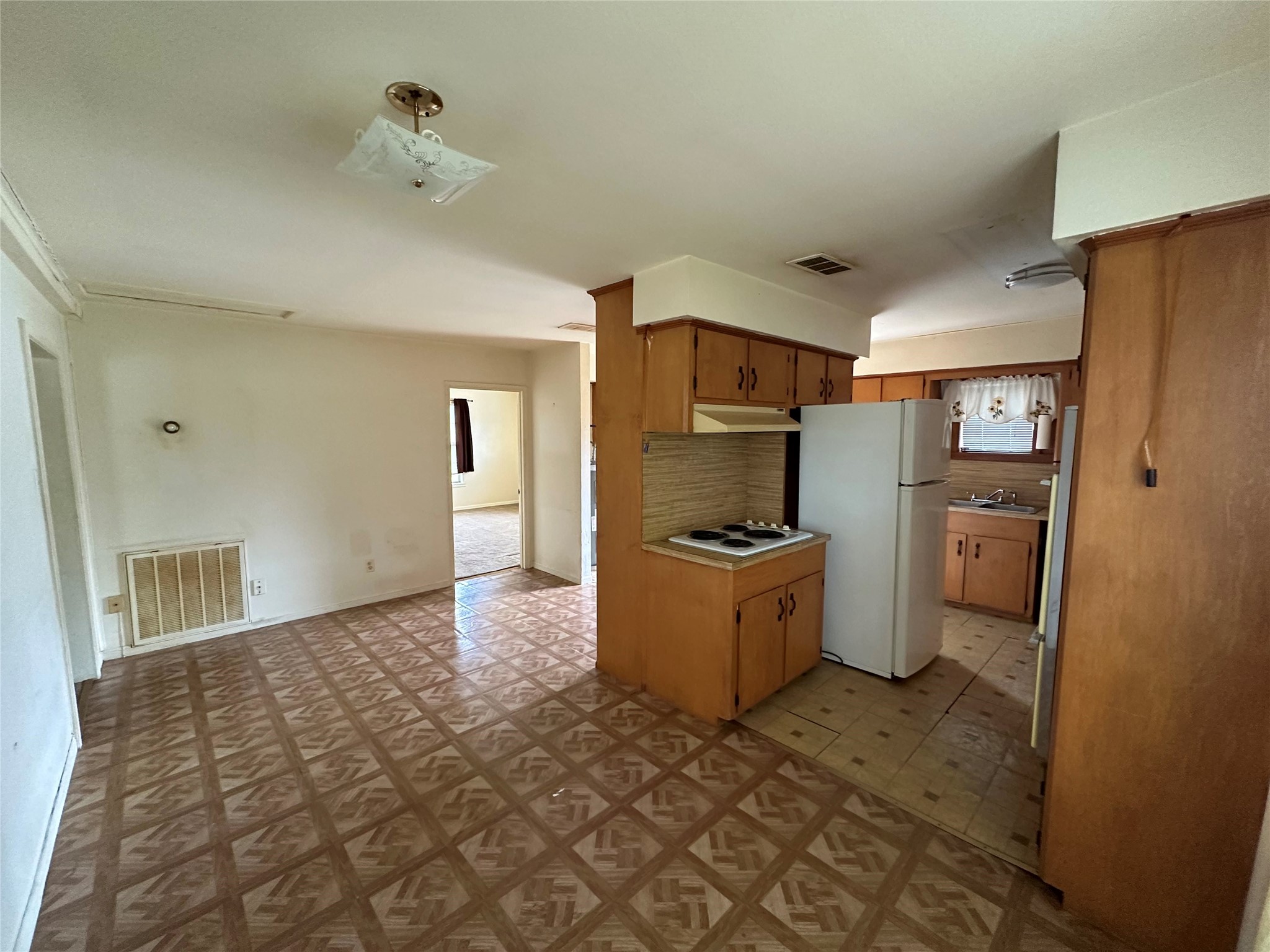 2570 Stadium Drive Property Photo 9