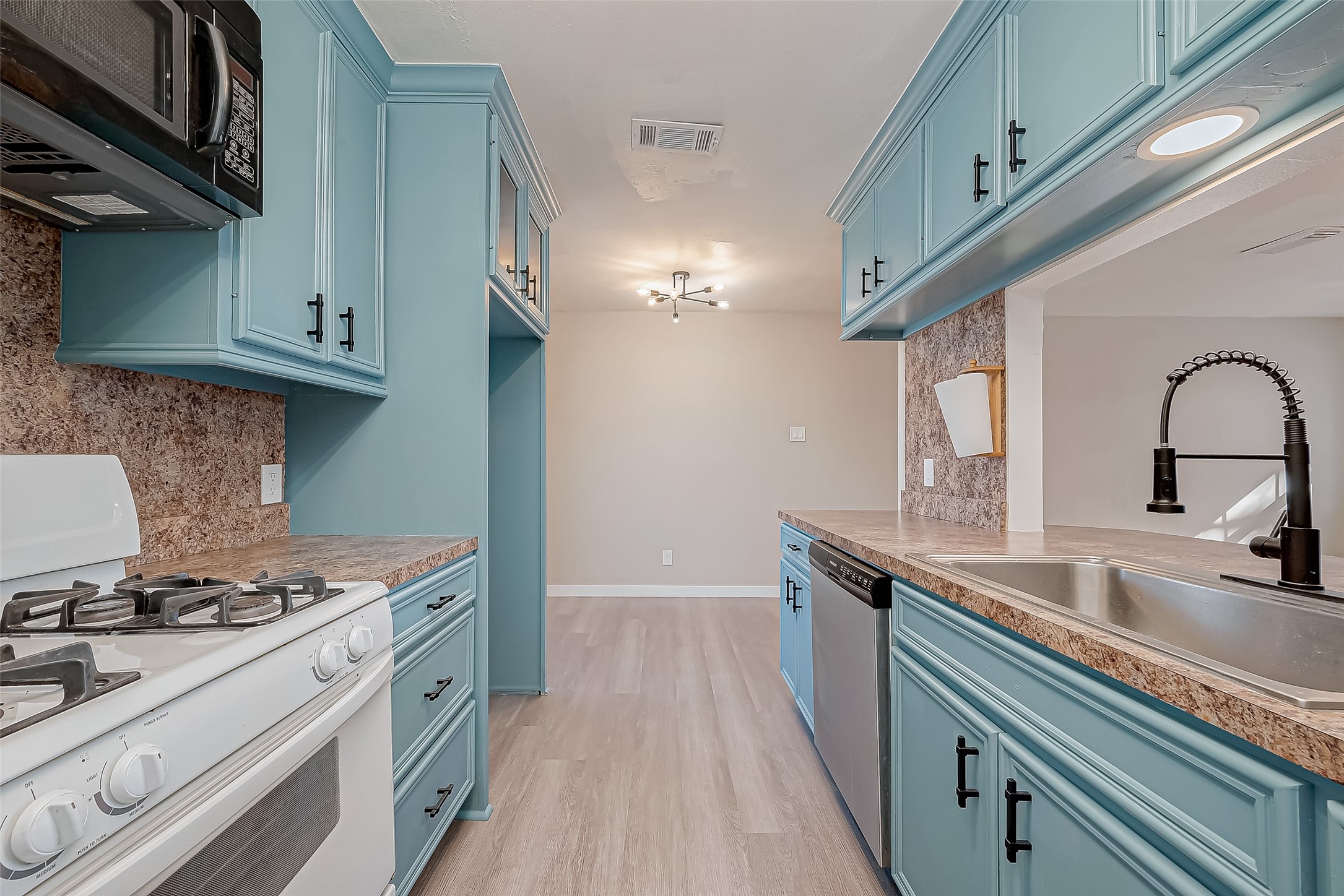 17114 Sunshine Street Property Photo 7