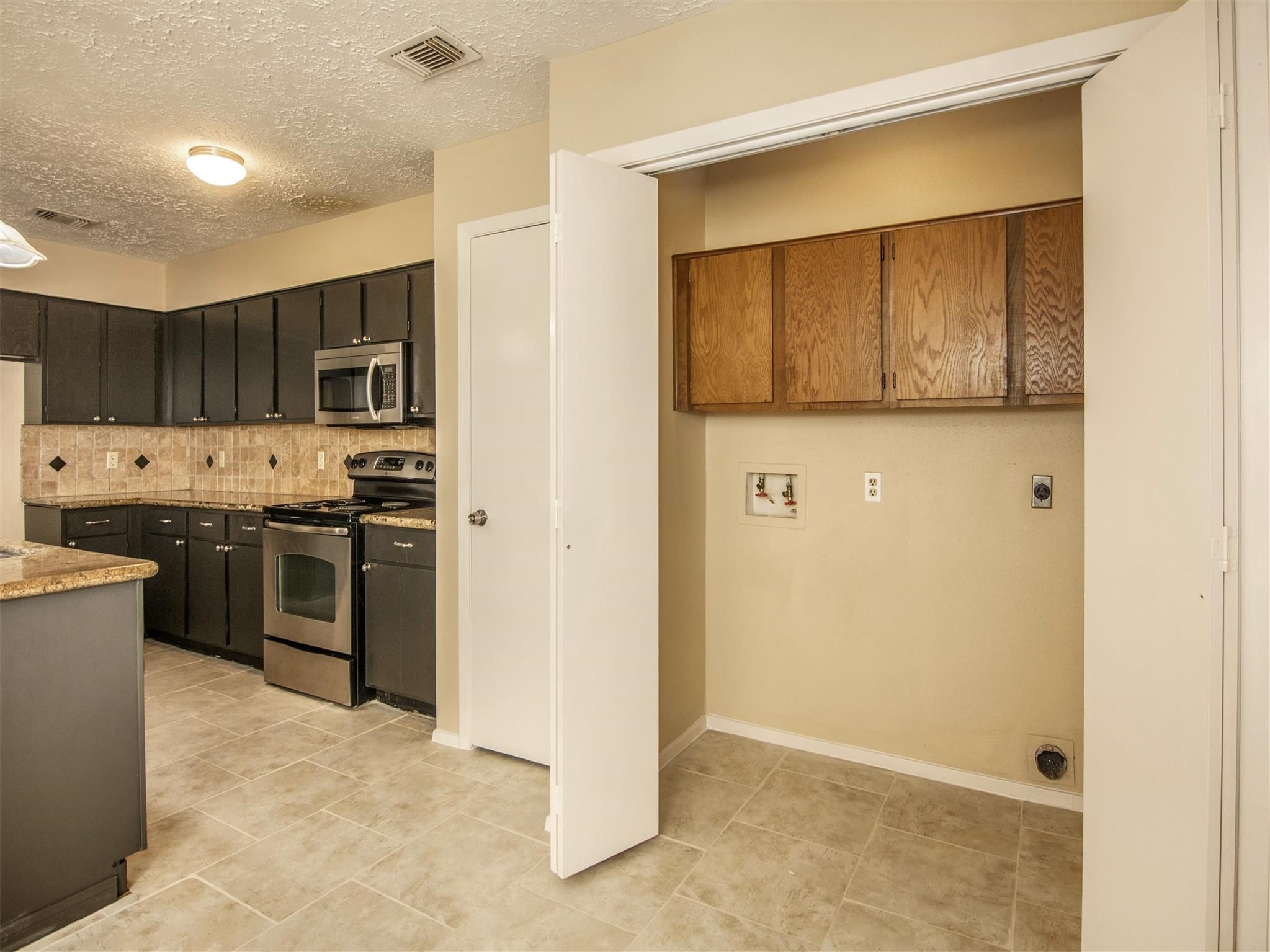 6924 Foxmont Lane Property Photo 11