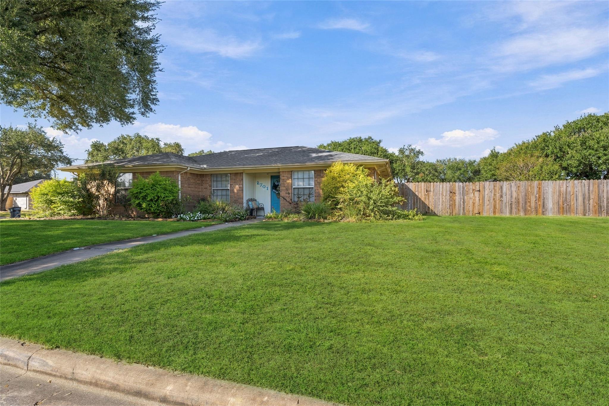 2701 Brook Bend Lane, El Campo Tx 77437 Property Photo 3