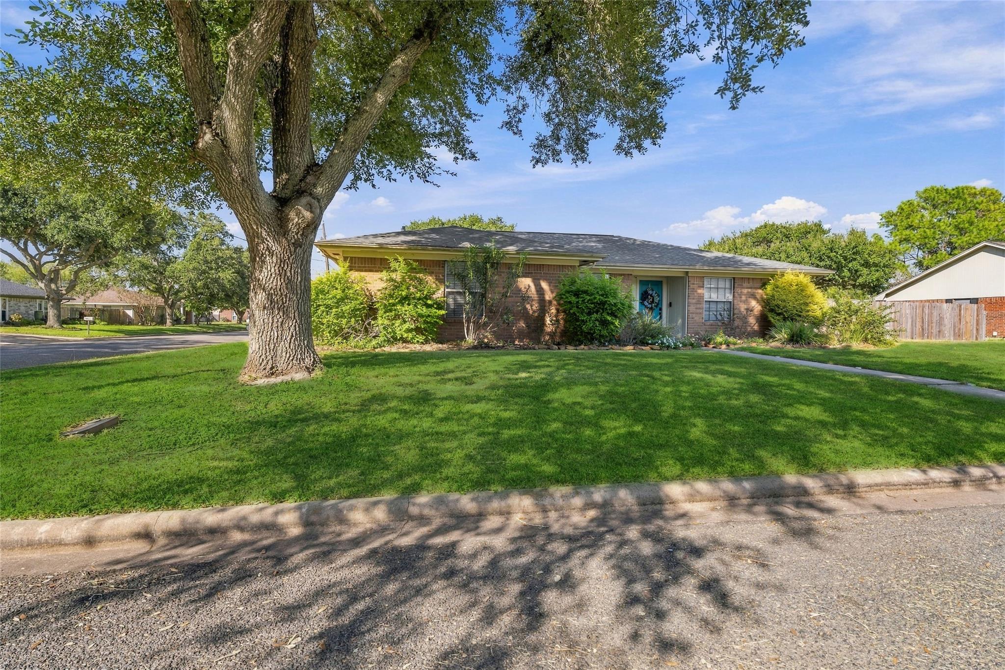 2701 Brook Bend Lane, El Campo Tx 77437 Property Photo 4