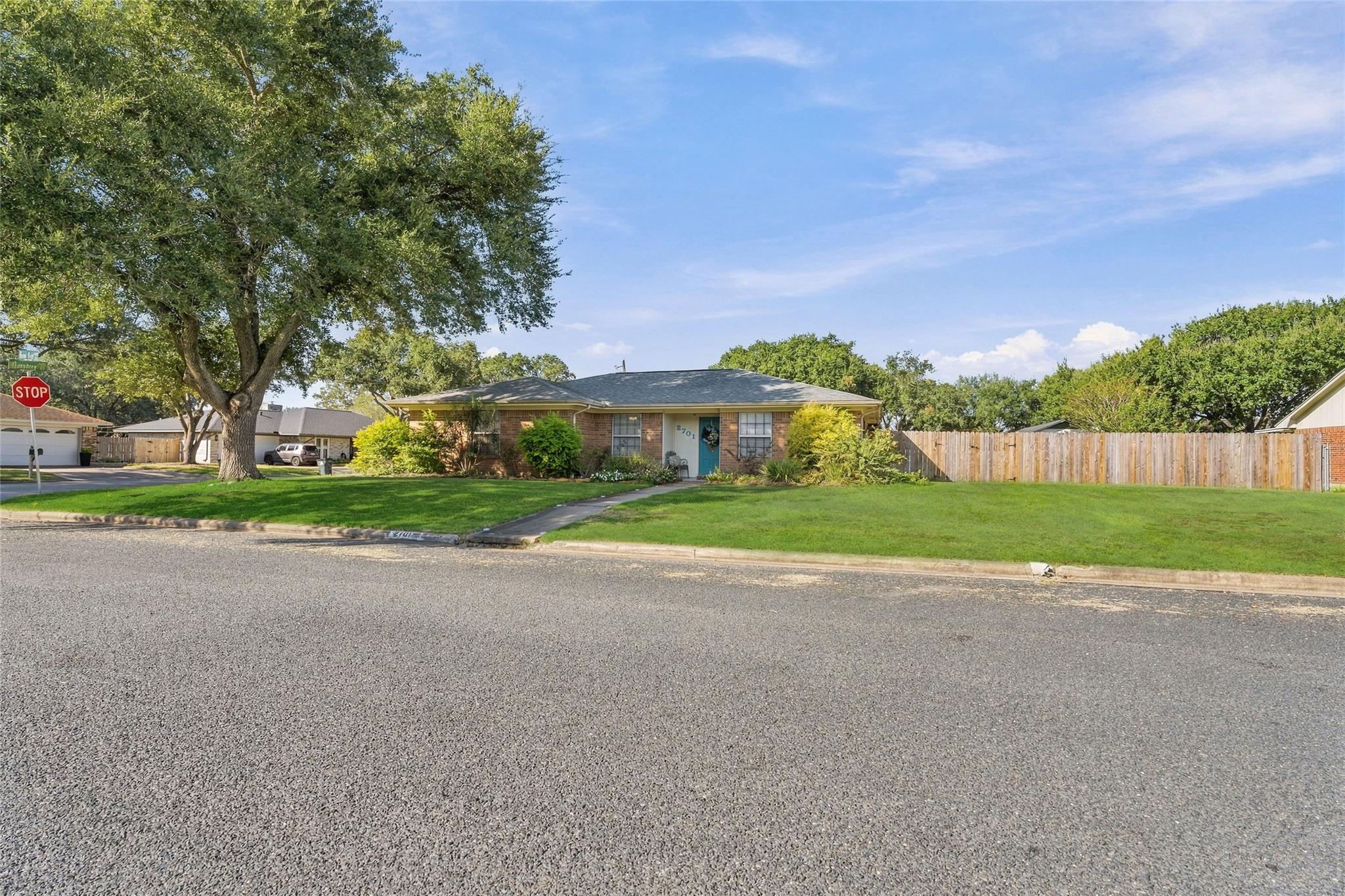 2701 Brook Bend Lane, El Campo Tx 77437 Property Photo 5