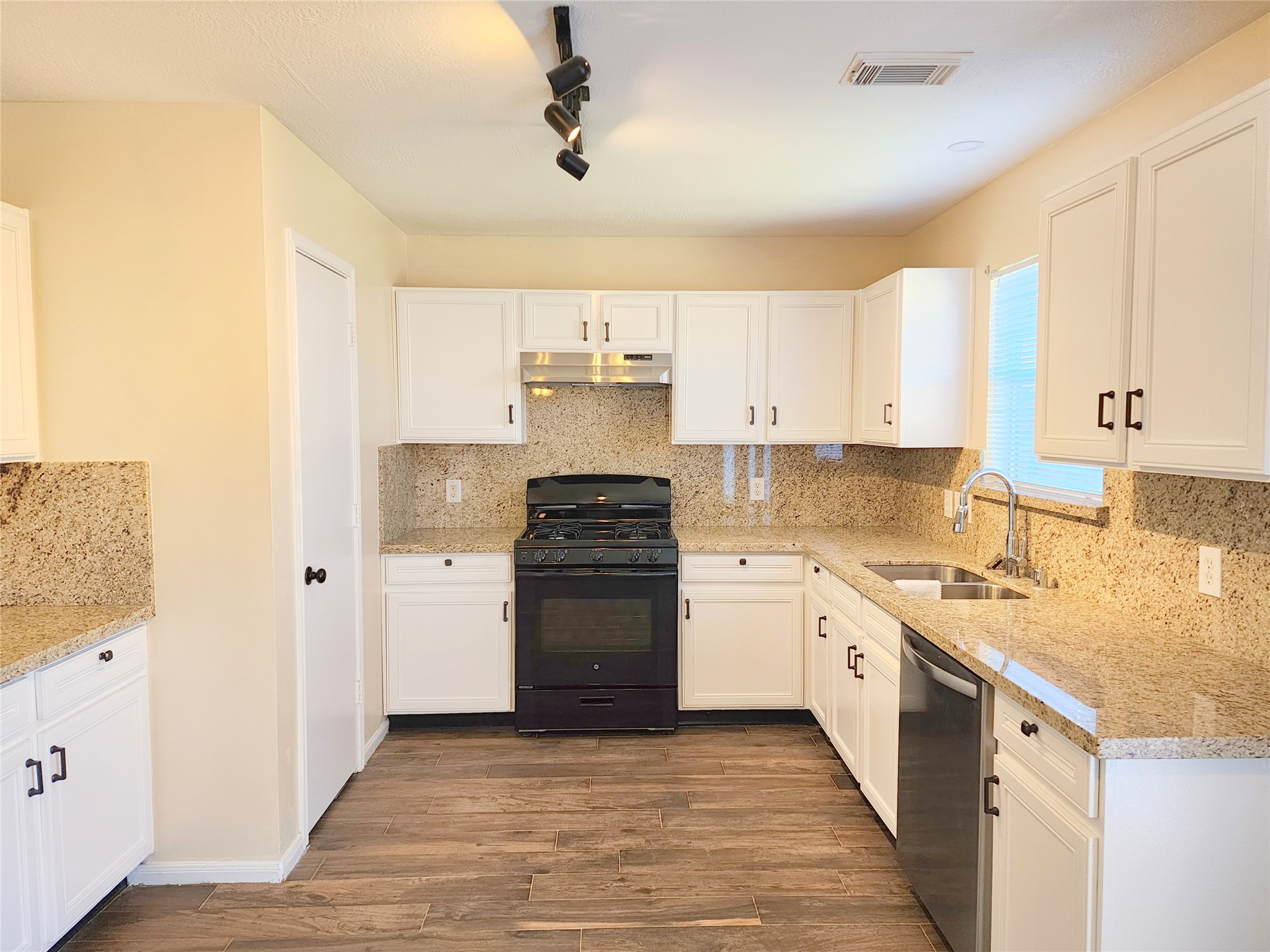 18123 Noble Forest Drive Property Photo 10