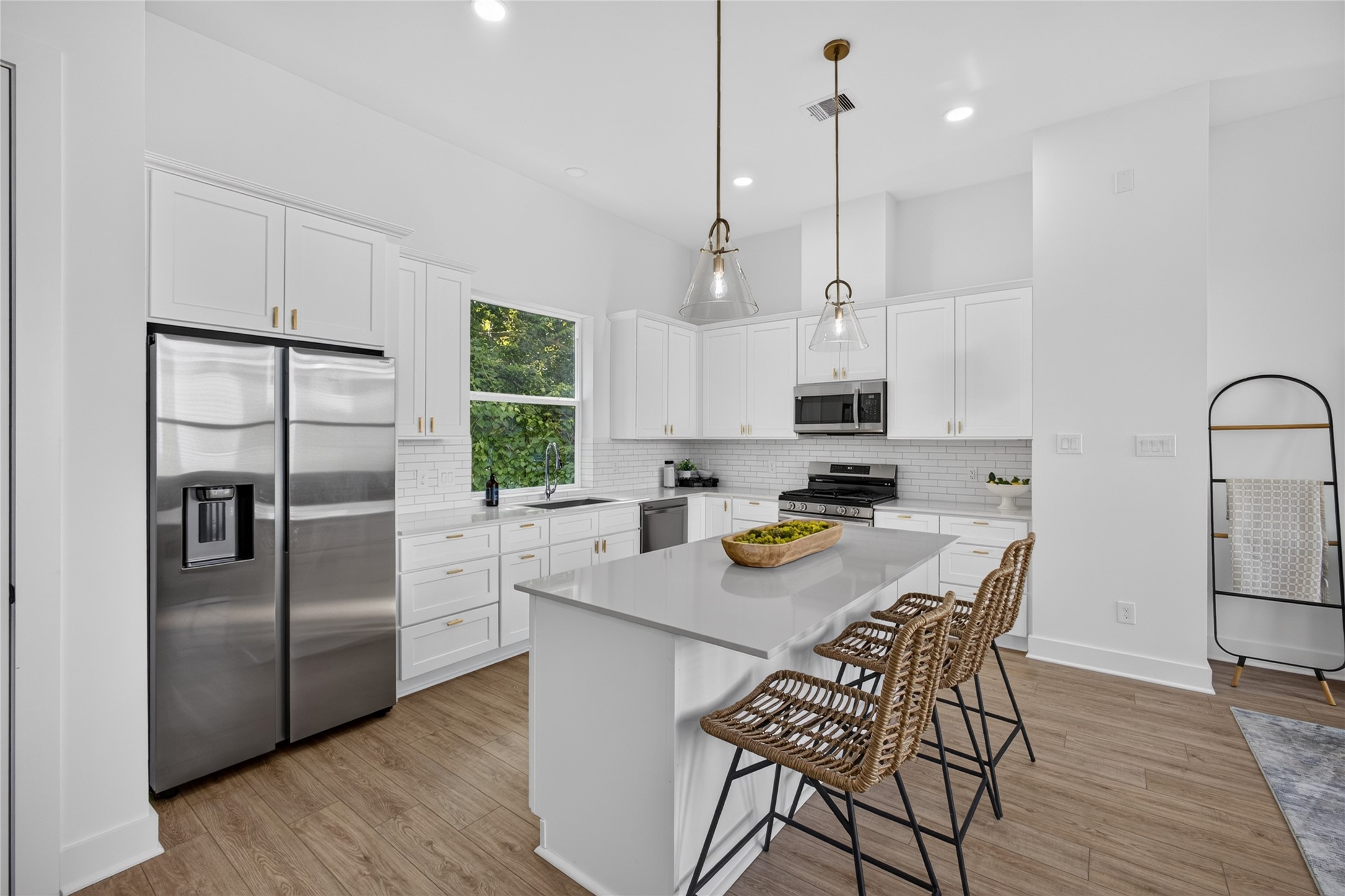 835 Rachel Street E Property Photo 2