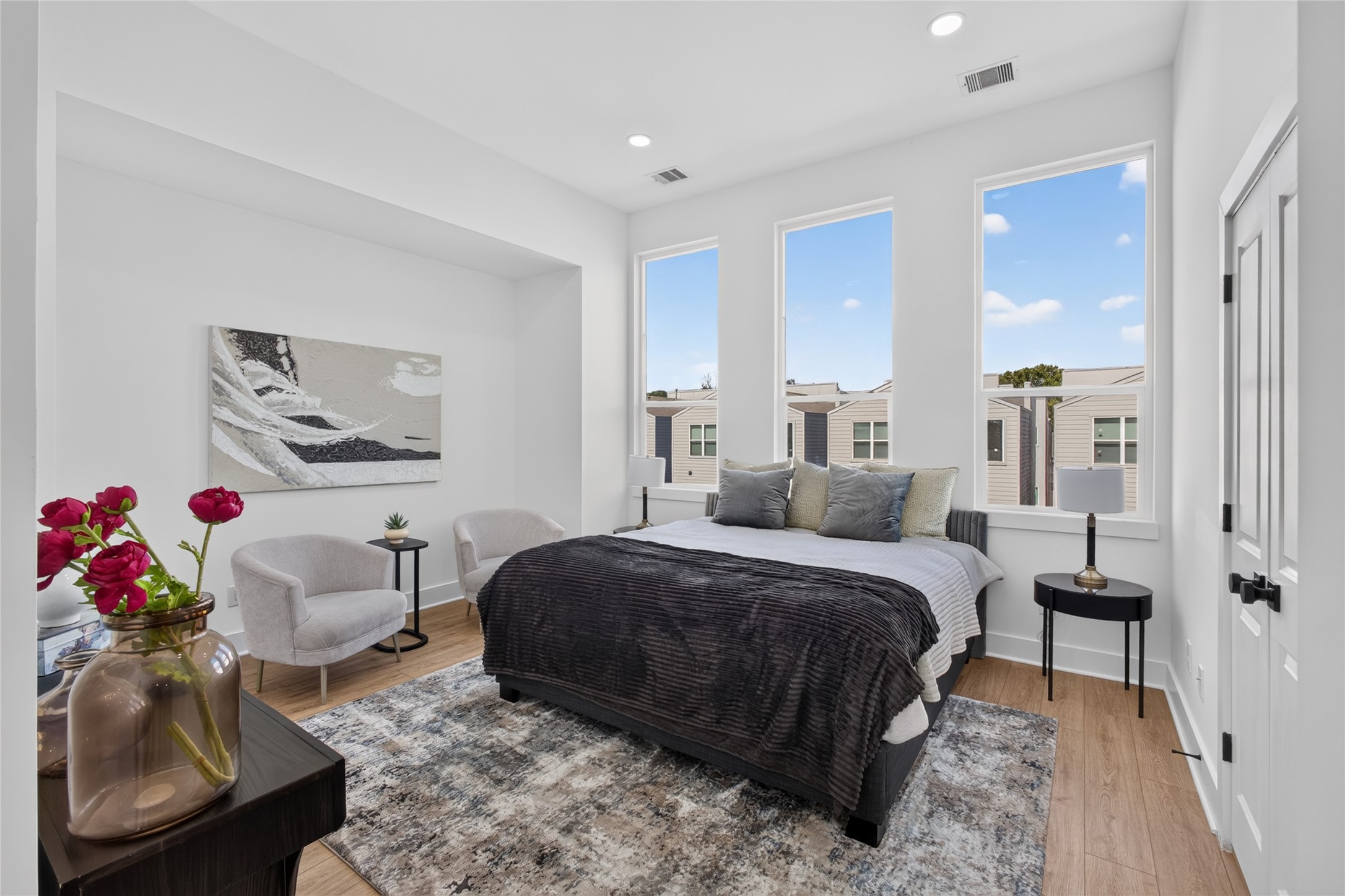 835 Rachel Street E Property Photo 4