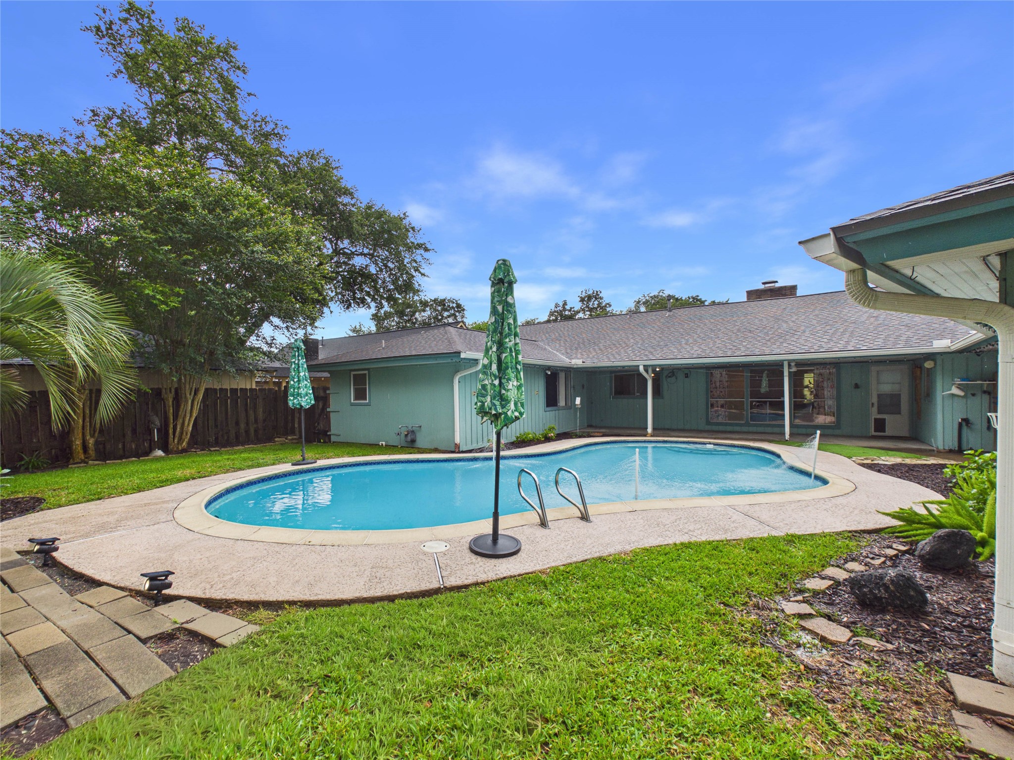 18591 Martinique Drive Property Photo 7