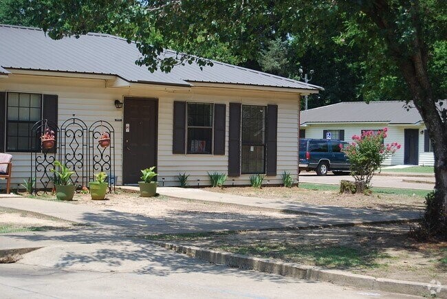 4191 Broad St Property Photo 3