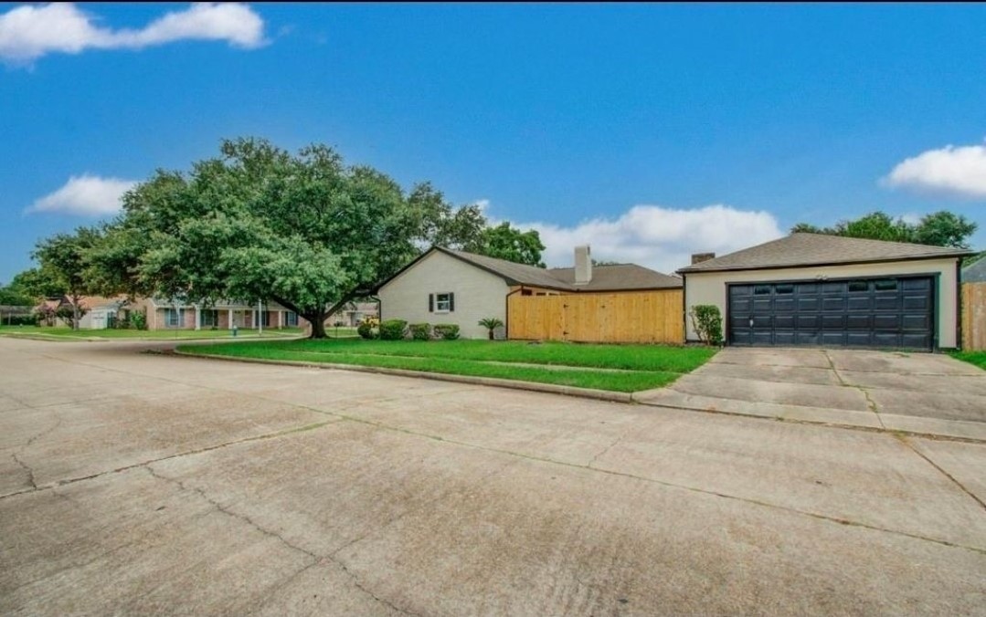 2227 Cherry Bend Dr Property Photo 3