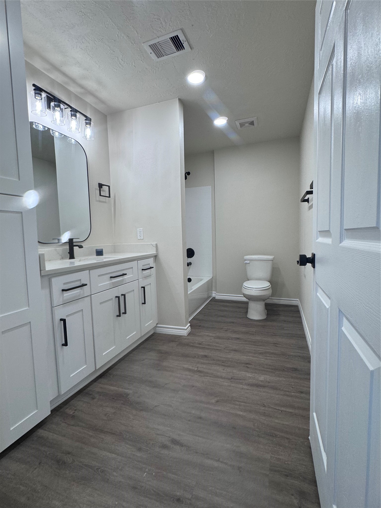 319 E South Street Property Photo 7