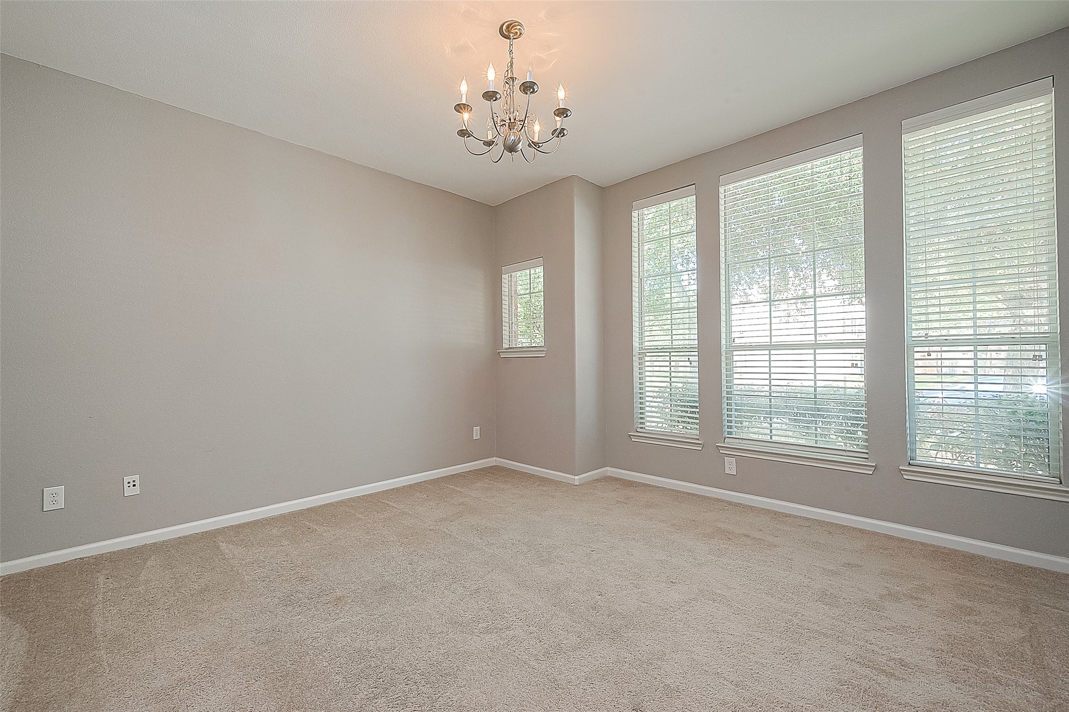 5203 Heatherdawn Court Property Photo 3