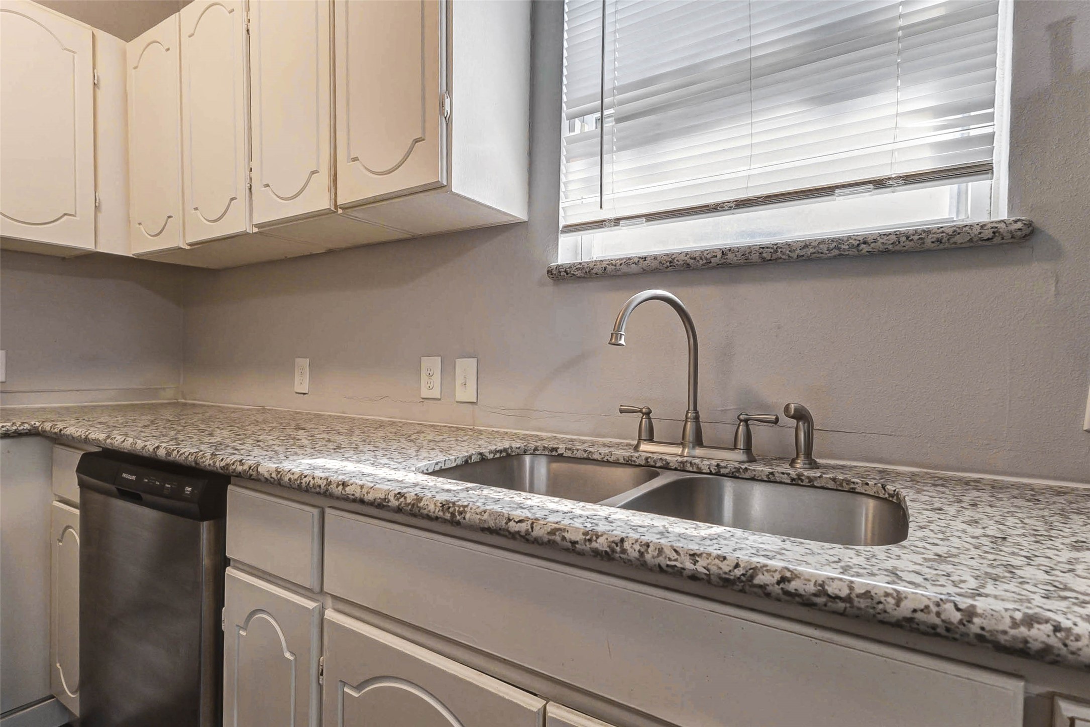 1606 Ruthven Property Photo 11