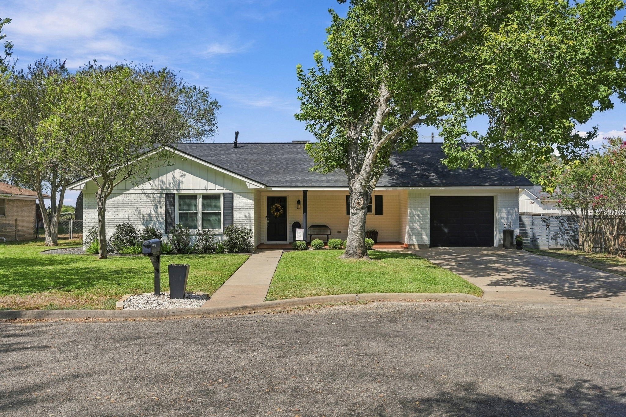 100 N Oak Drive Property Photo 1