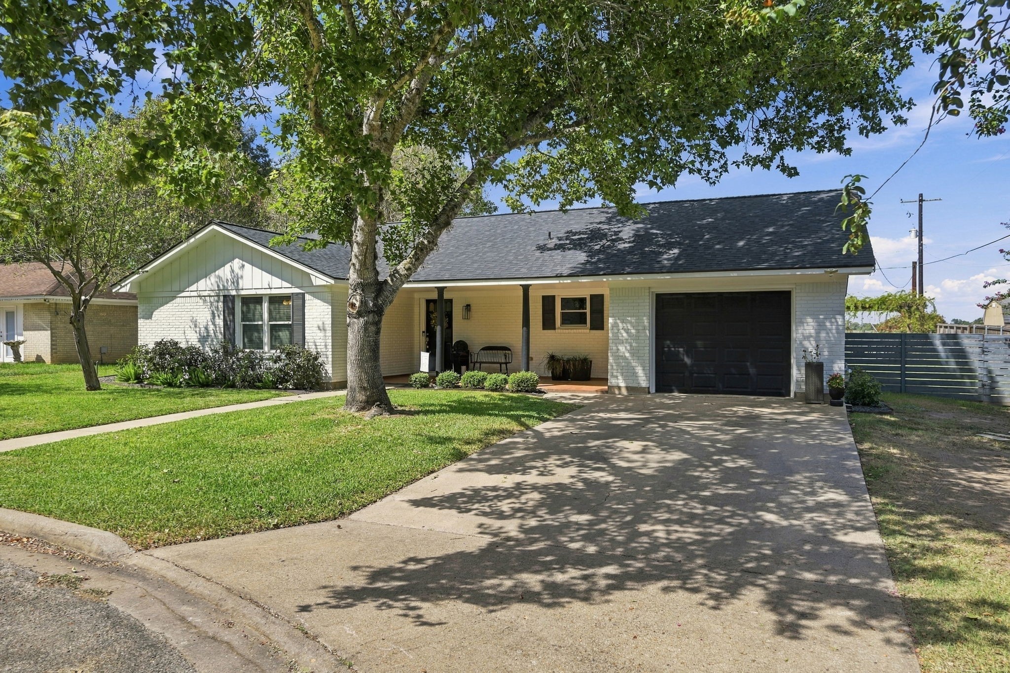 100 N Oak Drive Property Photo 2
