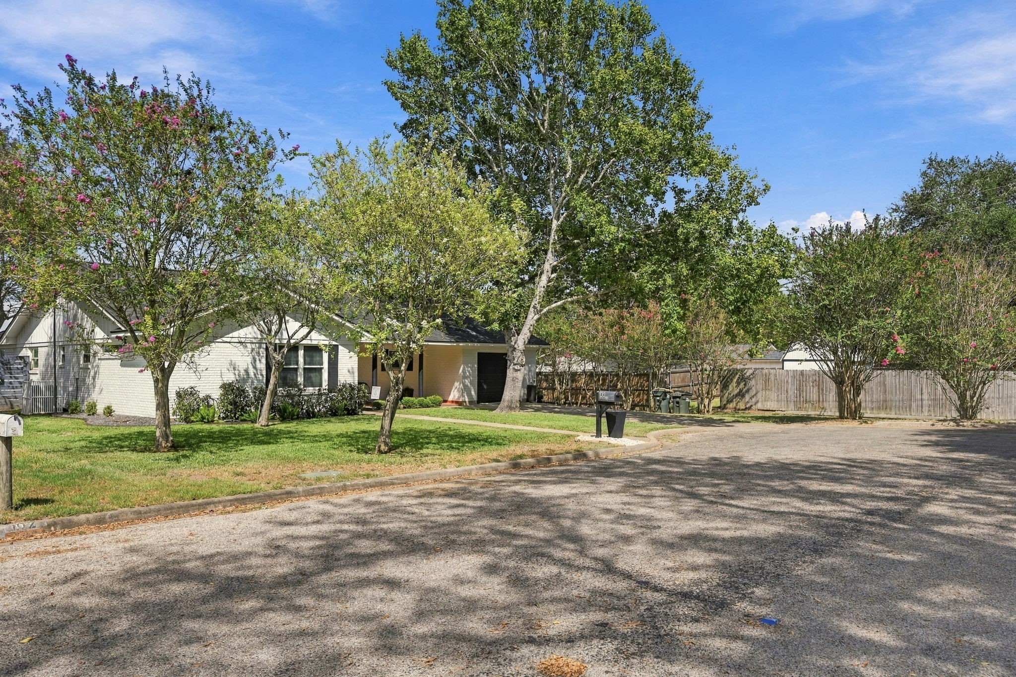 100 N Oak Drive Property Photo 3