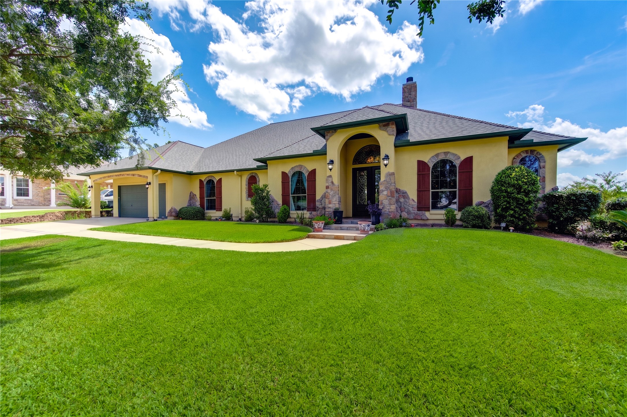 5920 White Oak Trace Property Photo 1