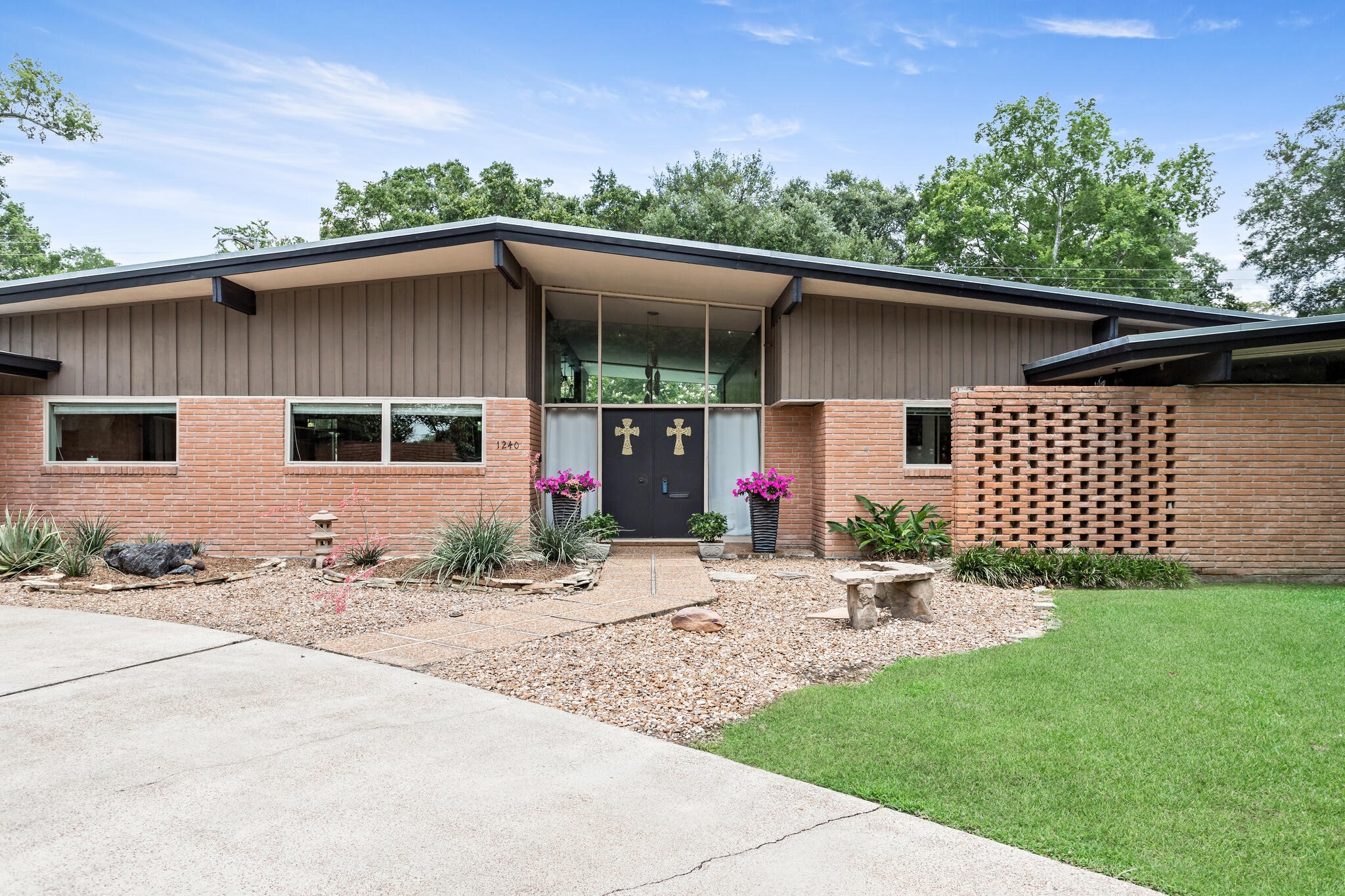 1240 Oakcrest Circle Property Photo 2