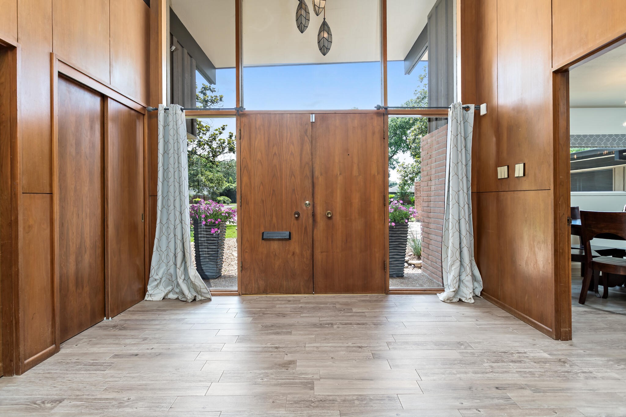 1240 Oakcrest Circle Property Photo 3