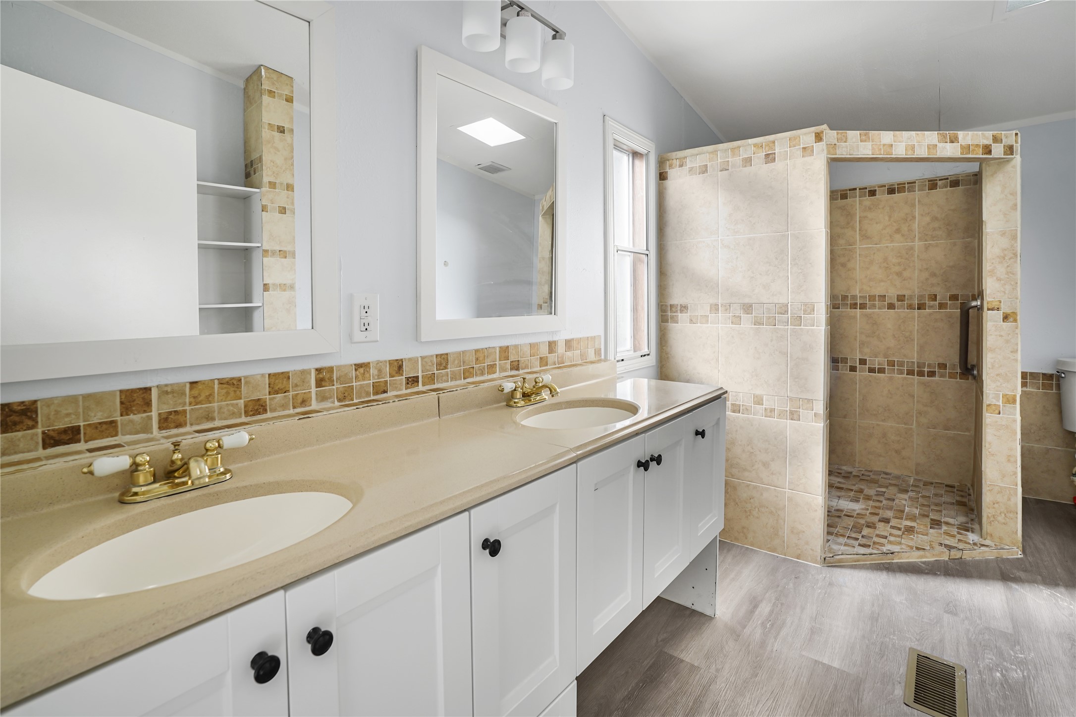 16461 Hill Country Drive Property Photo 13