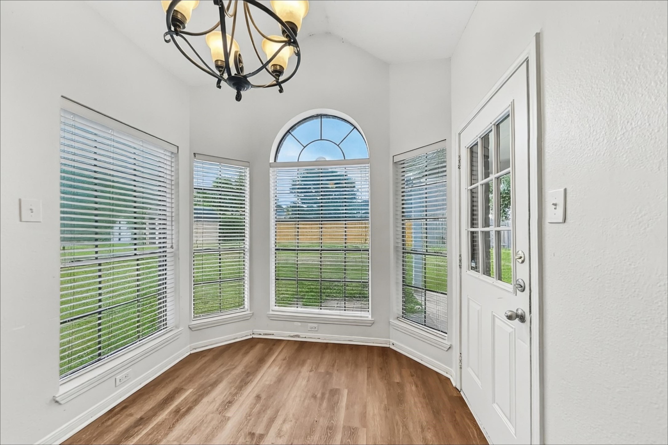 10917 Spruce Drive S Property Photo 4