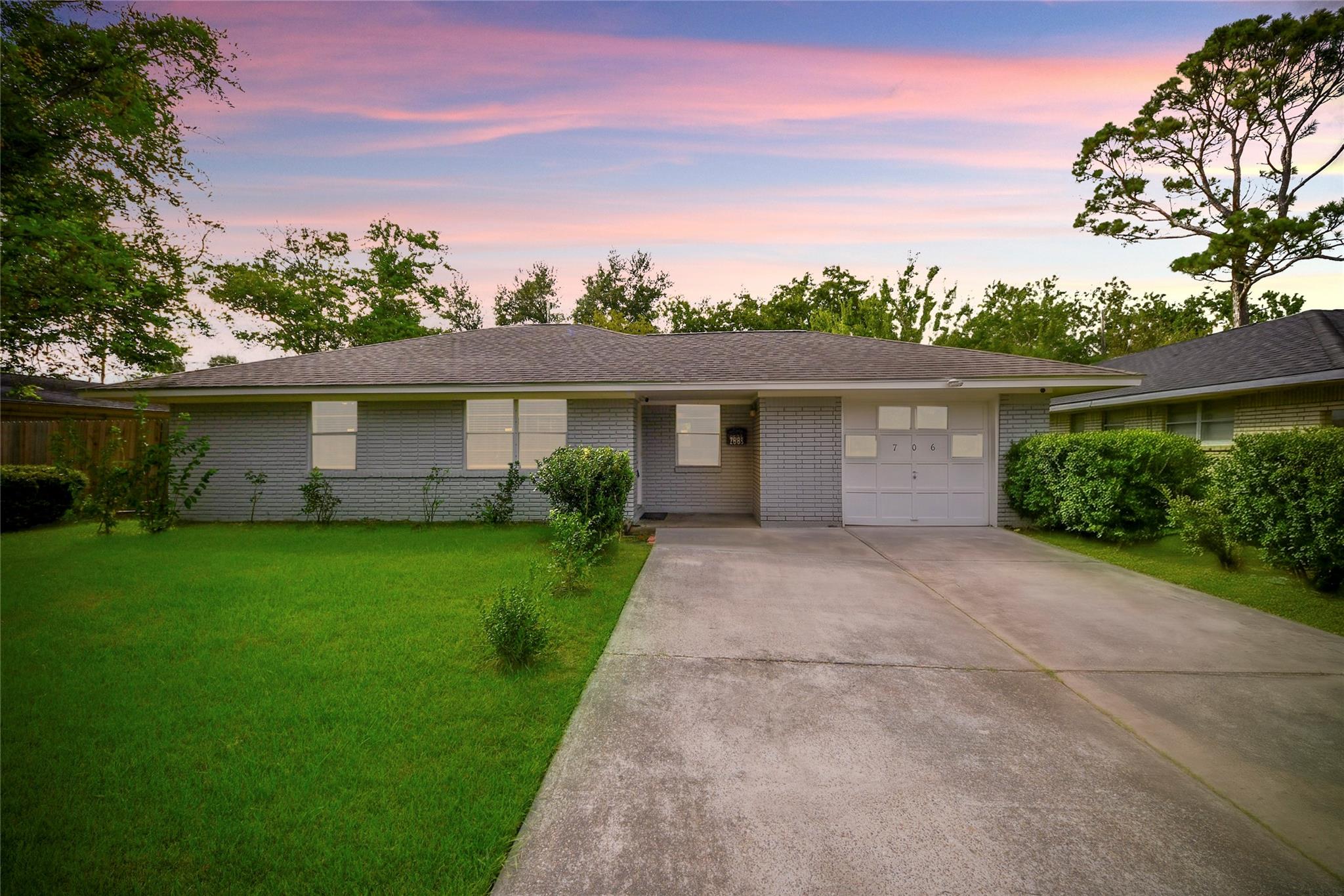 706 Arvana Street Property Photo 4