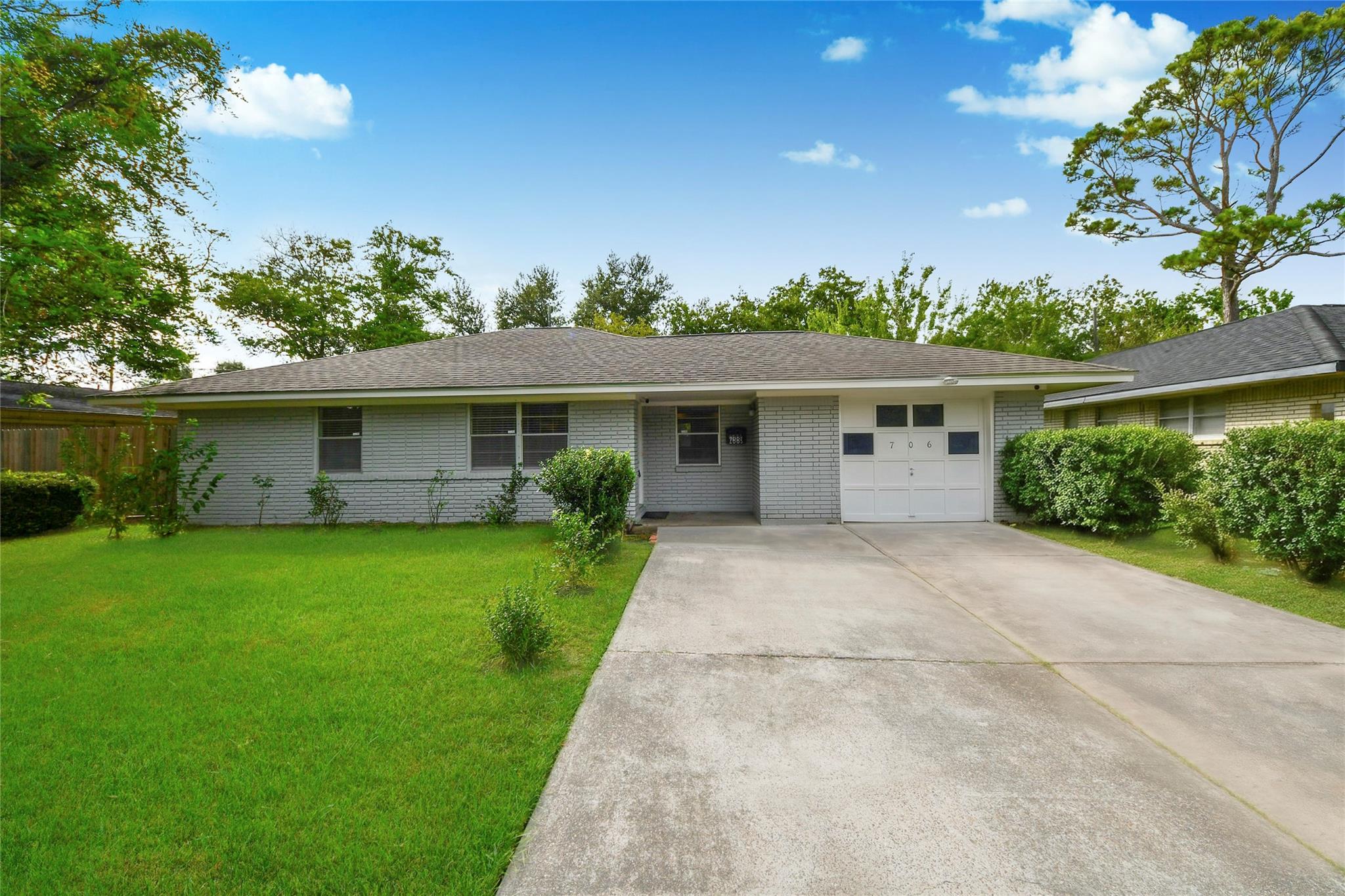 706 Arvana Street Property Photo 5