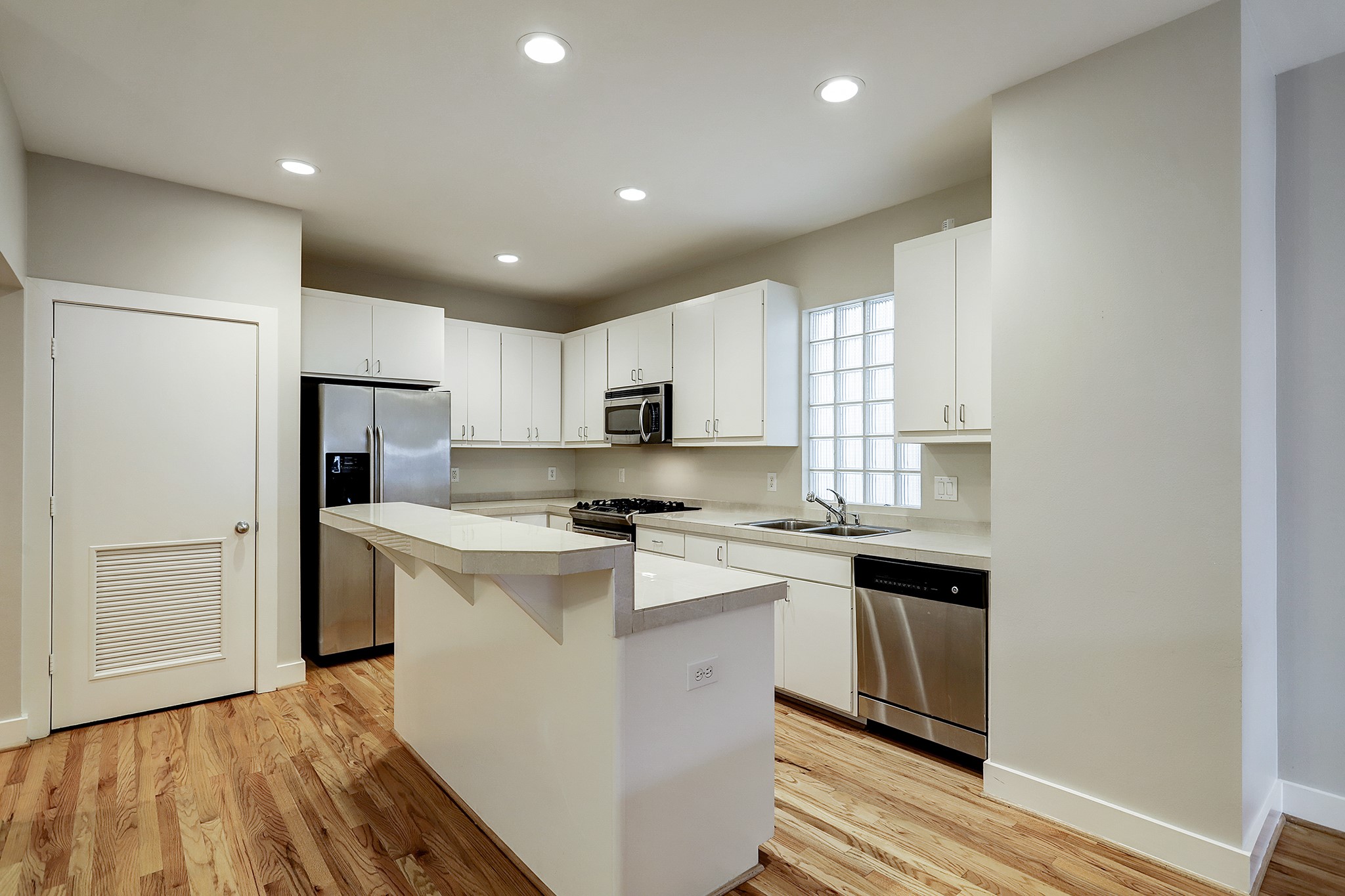 425 W 26th Street Property Photo 6