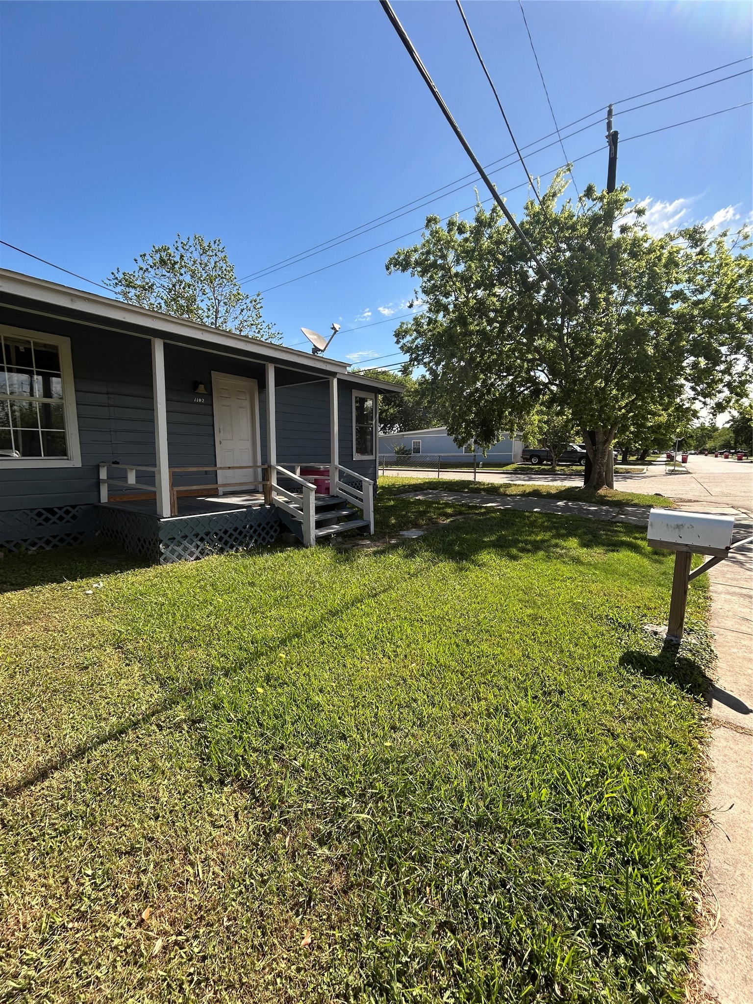 1102 W 10th Street Property Photo 2