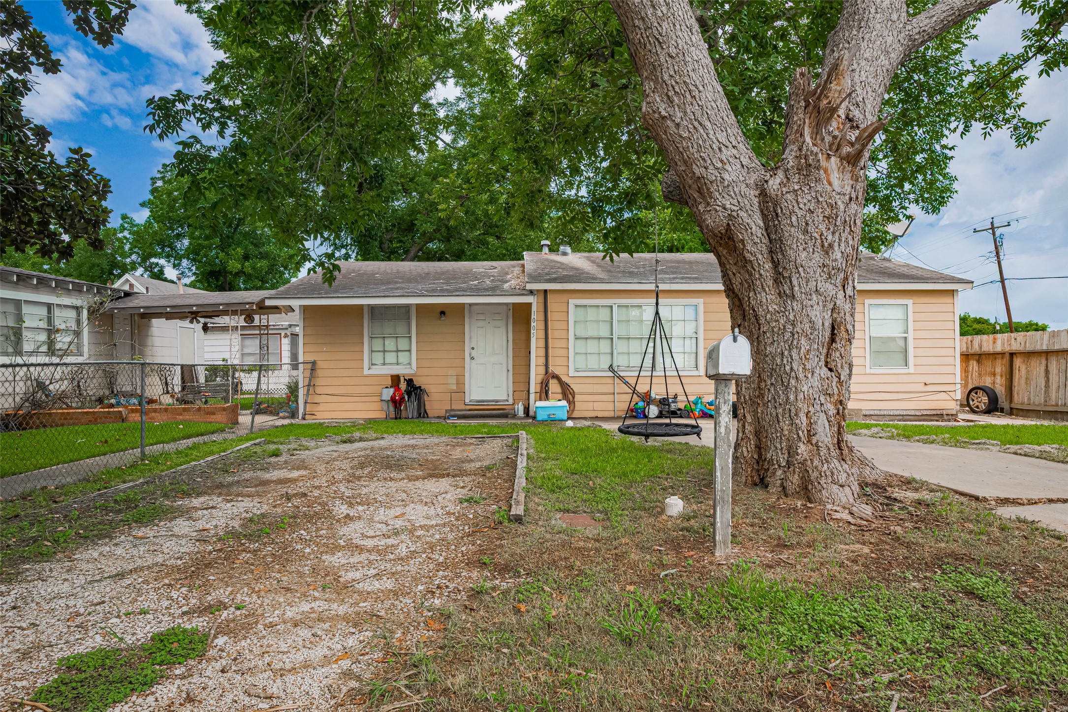 1005 Center Street Property Photo 1