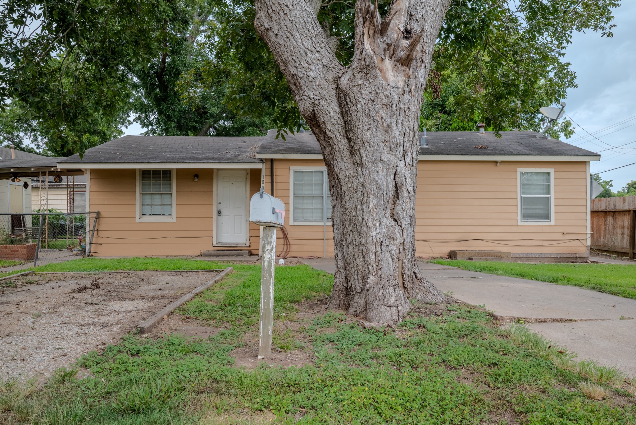 1005 Center Street Property Photo 1