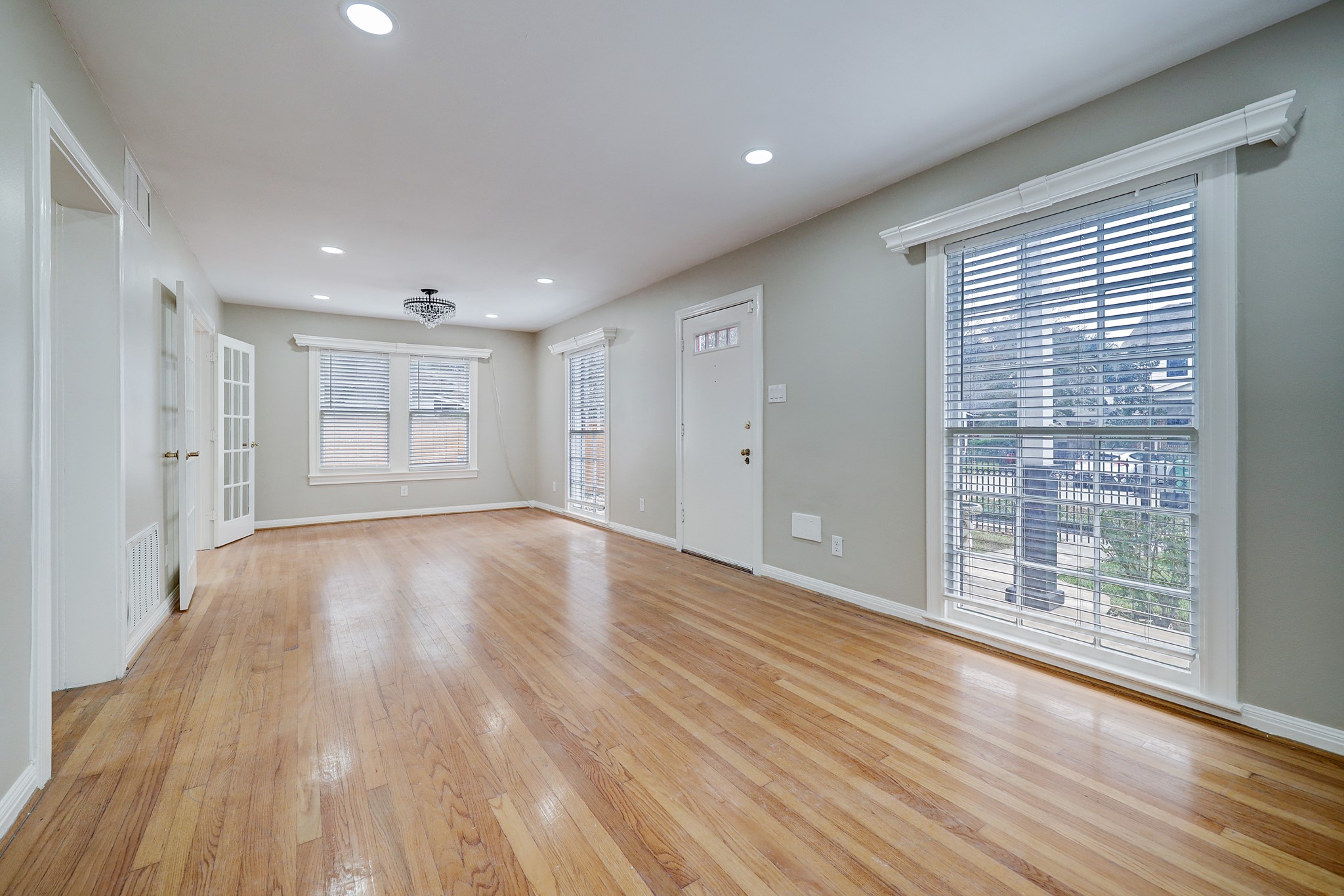827 Le Green St Property Photo 4