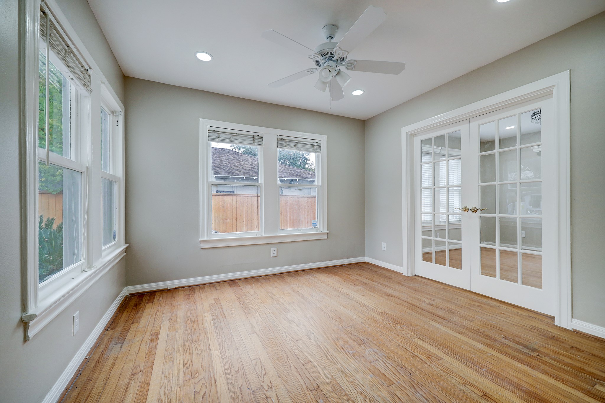827 Le Green St Property Photo 7