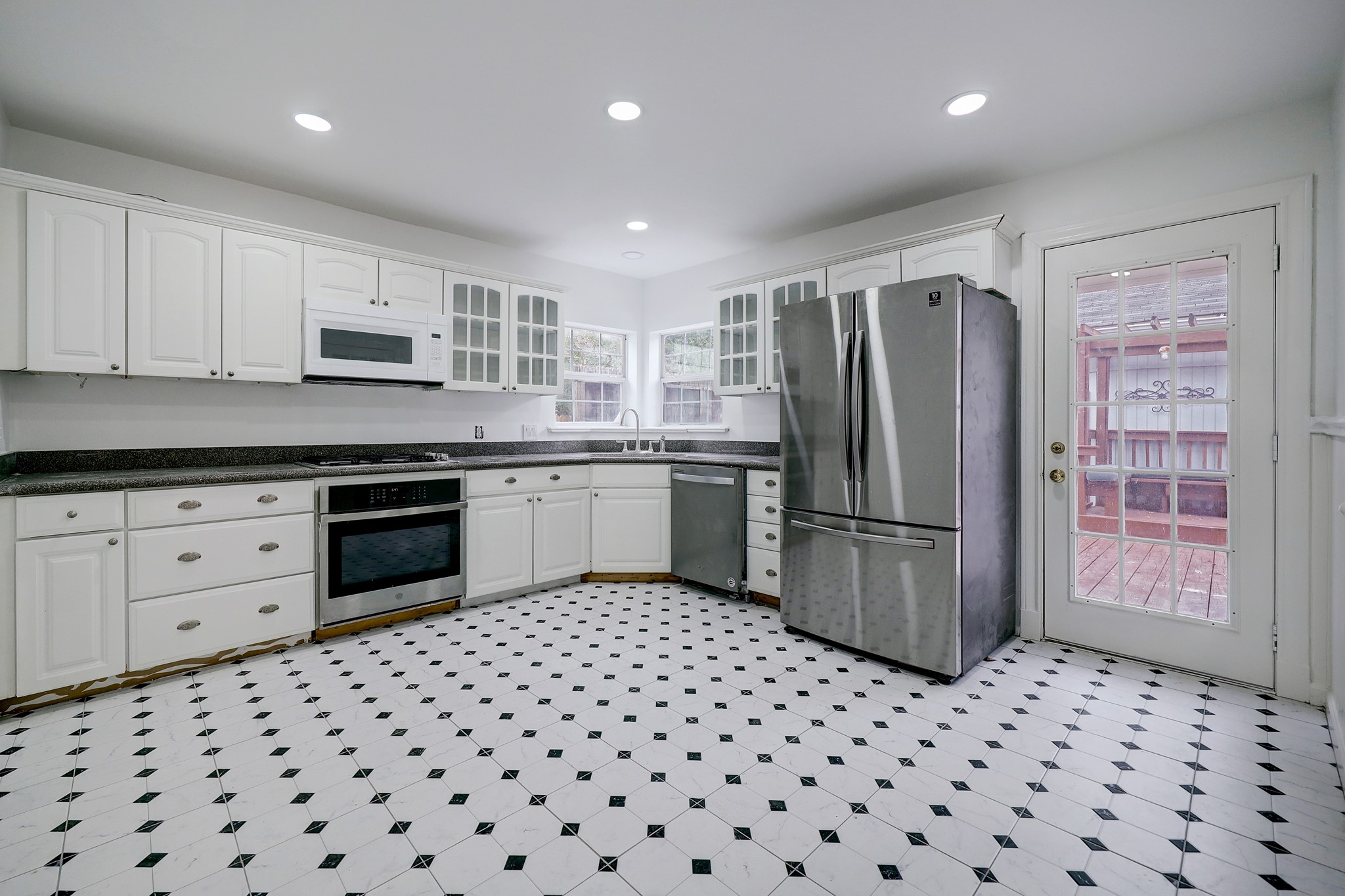 827 Le Green St Property Photo 8