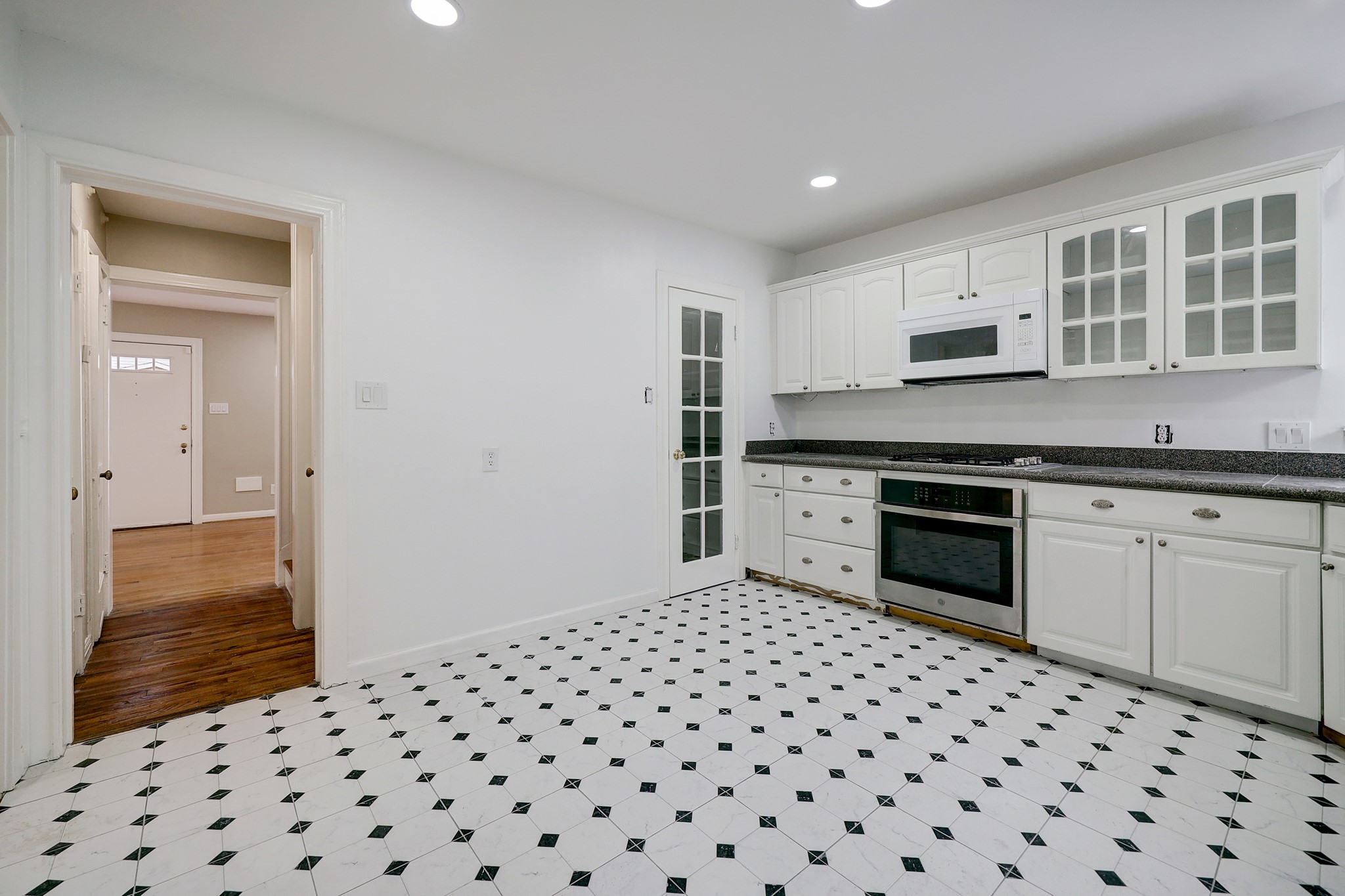 827 Le Green St Property Photo 9