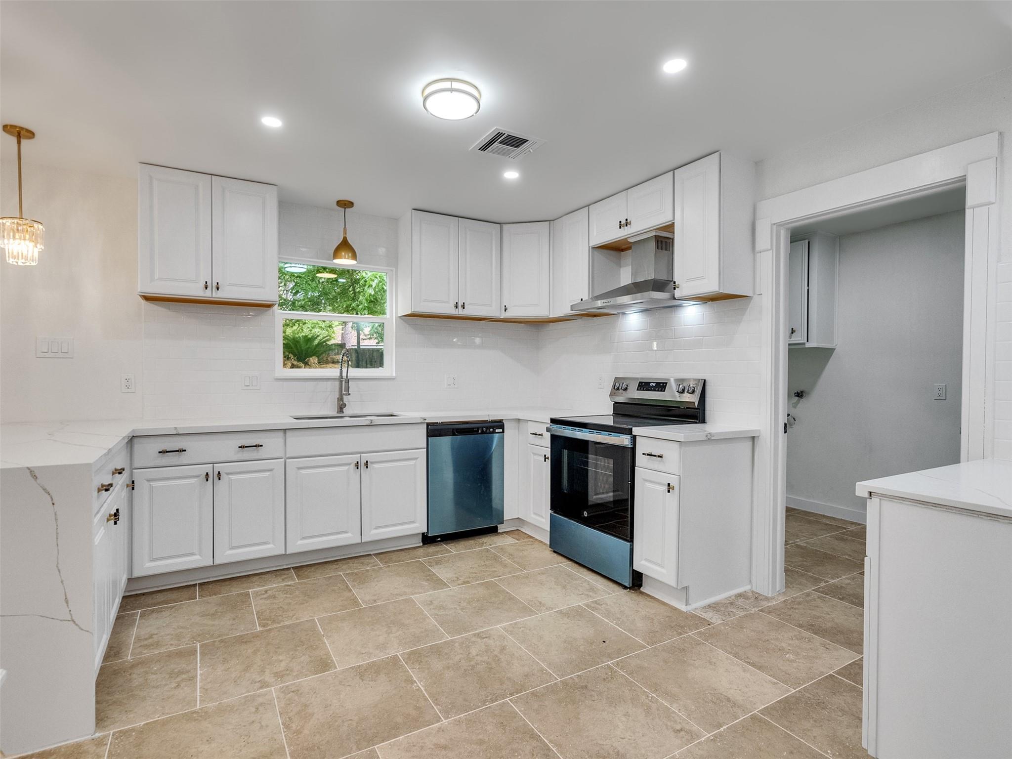 8322 Oak Moss Drive Property Photo 13