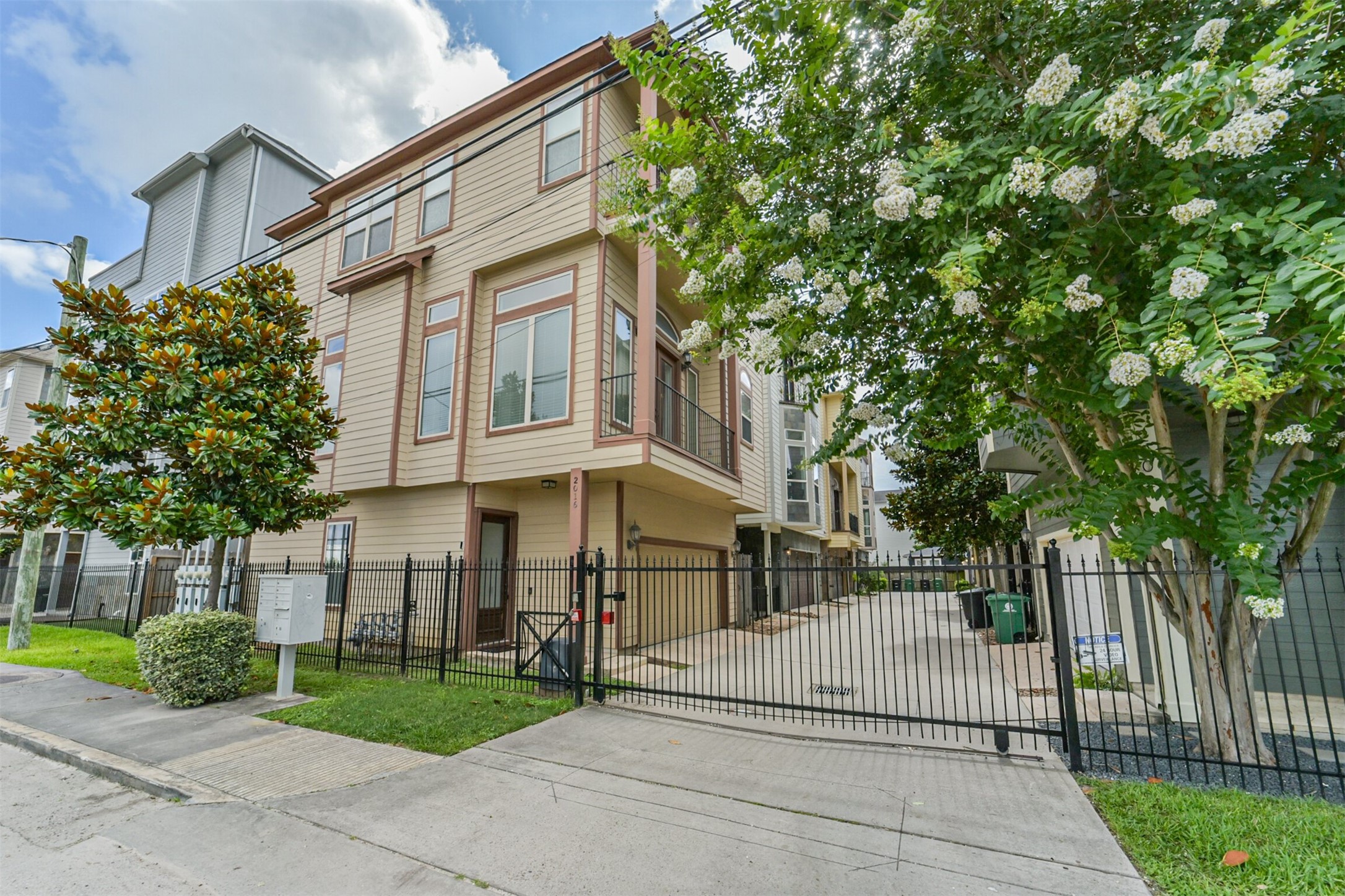2016 Sabine Street Property Photo 1