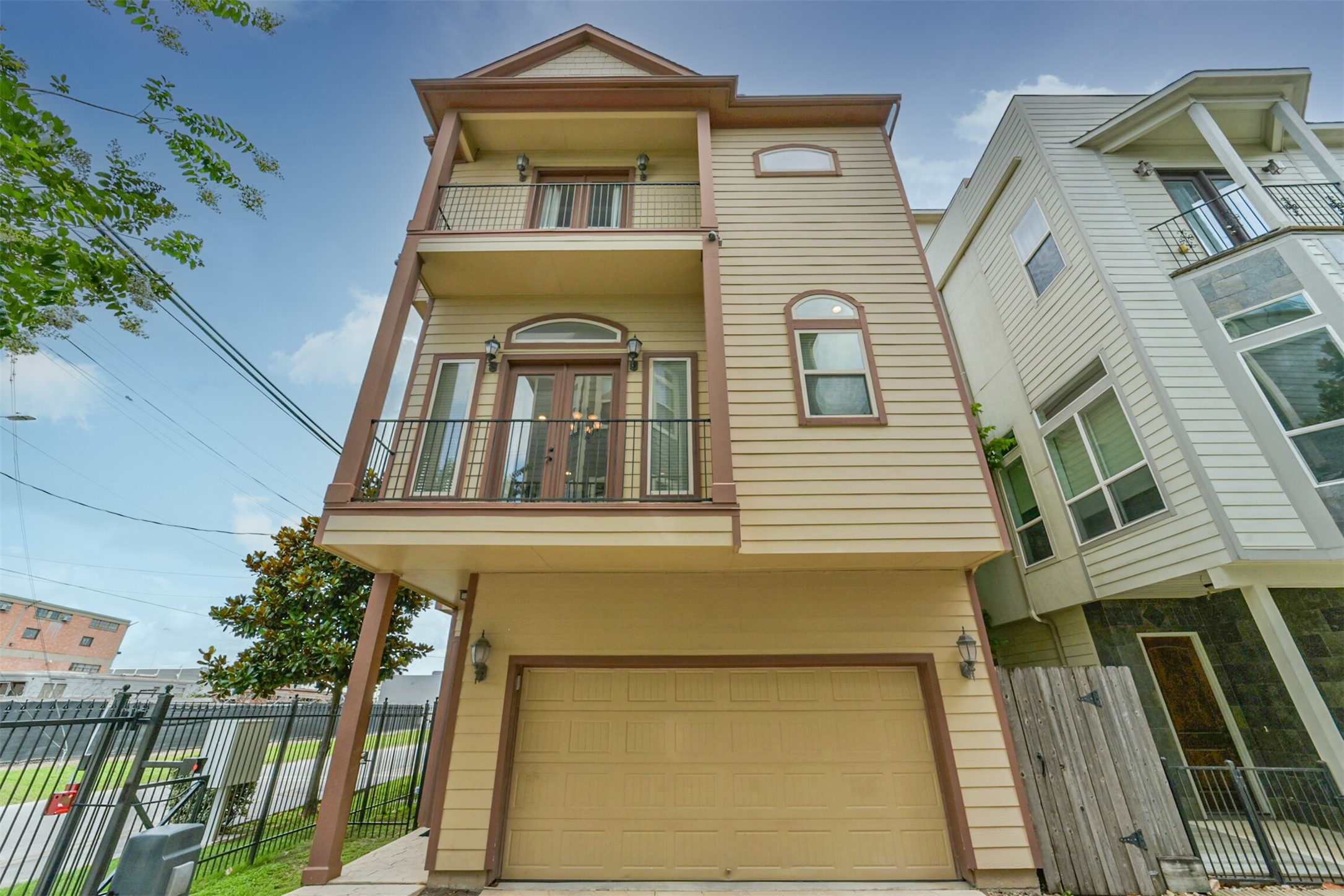 2016 Sabine Street Property Photo 3