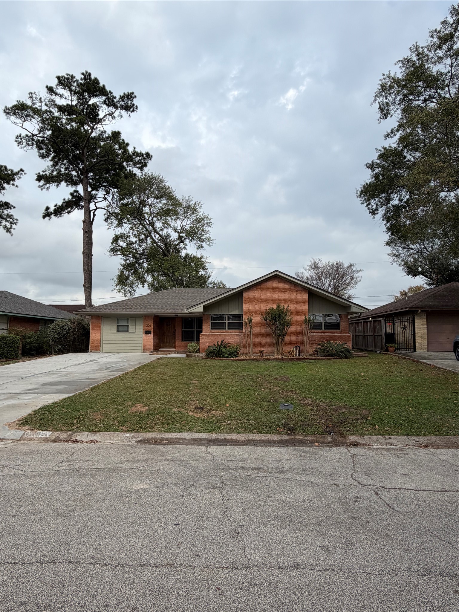 1206 Stonecrest Drive Property Photo 2