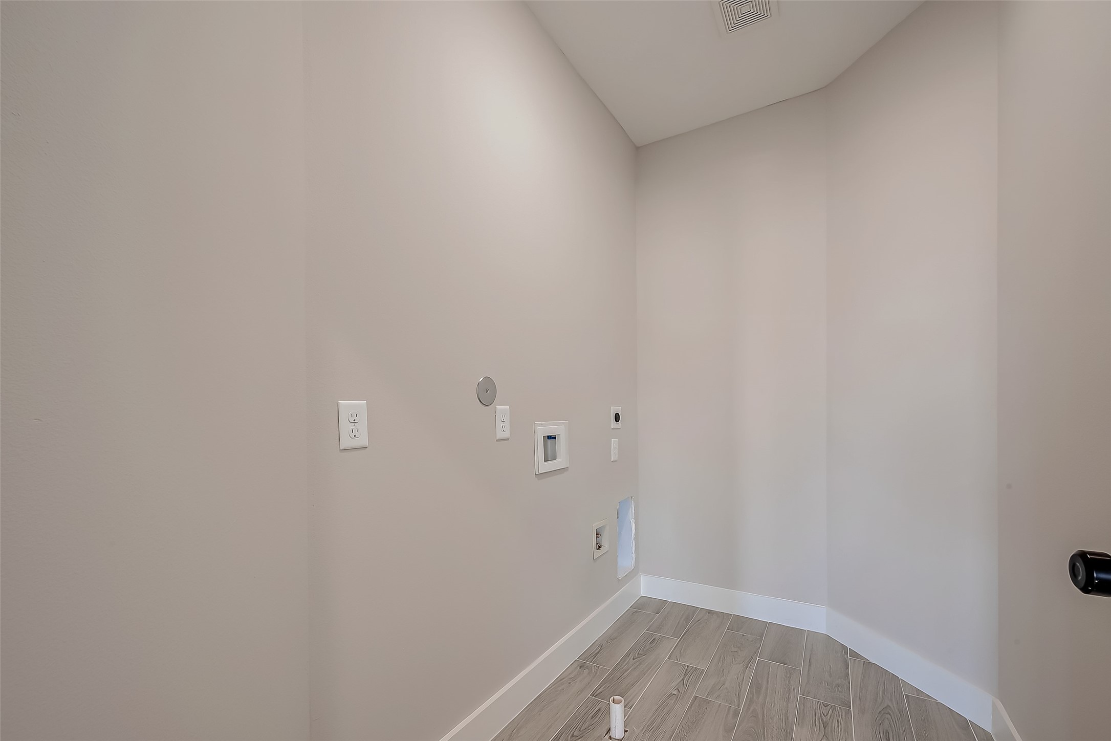8128 Chateau Street Property Photo 25