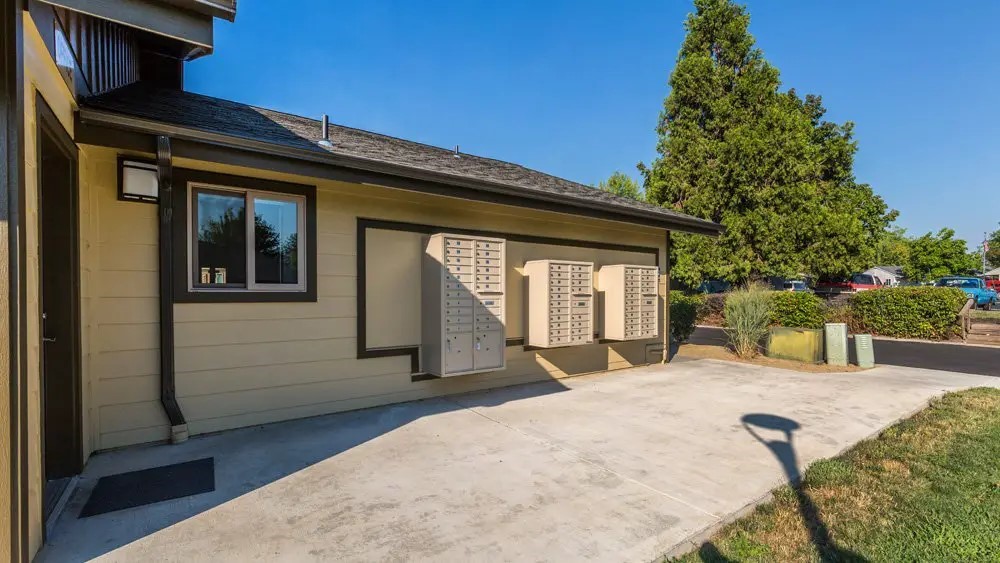 220 Holiday Ln Property Photo 3