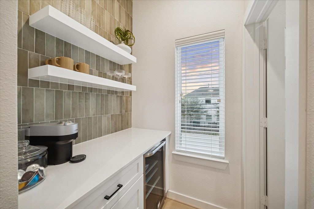 811 Thornton Road E Property Photo 10