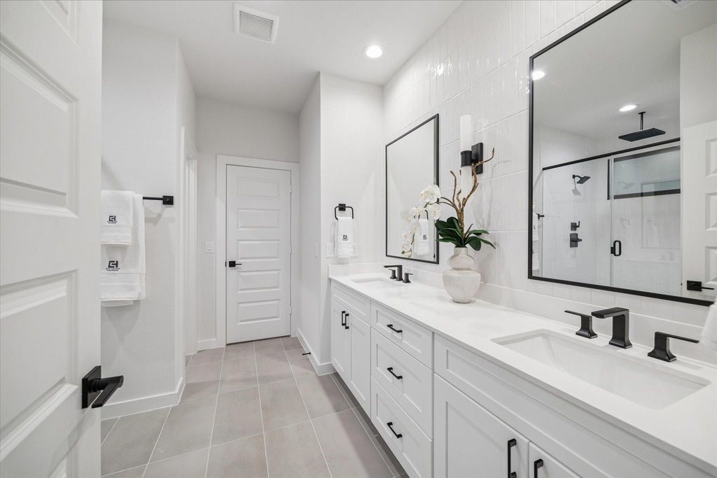 811 Thornton Road E Property Photo 14